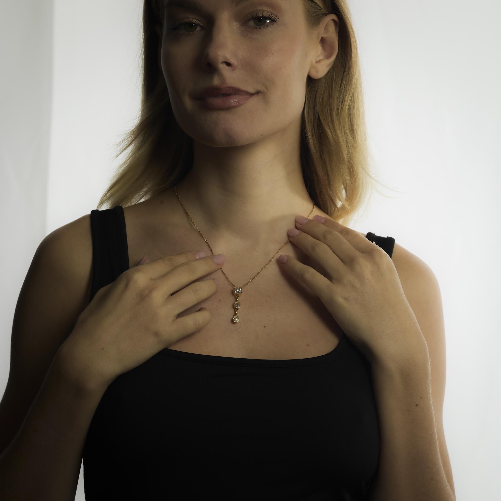 Questa collana vintage in oro giallo 18 carati presenta un diamante taglio old mine da 1,60 carati accentuato da altri 1,30 carati di tagli old mine per una radiosa eleganza antica.