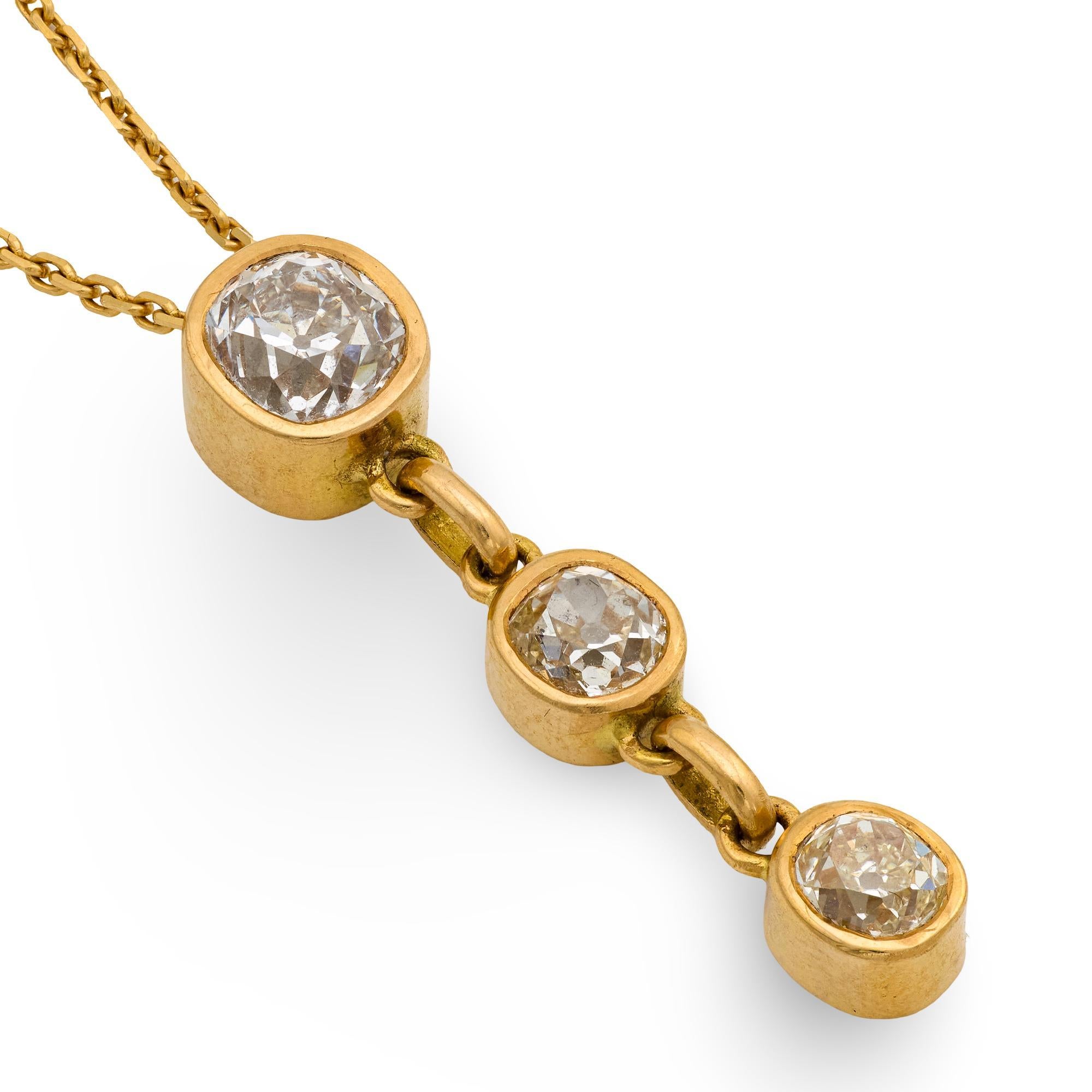 Moderno Collana vintage con diamanti di vecchia miniera in oro giallo 18 carati e 3 pietre a goccia in vendita