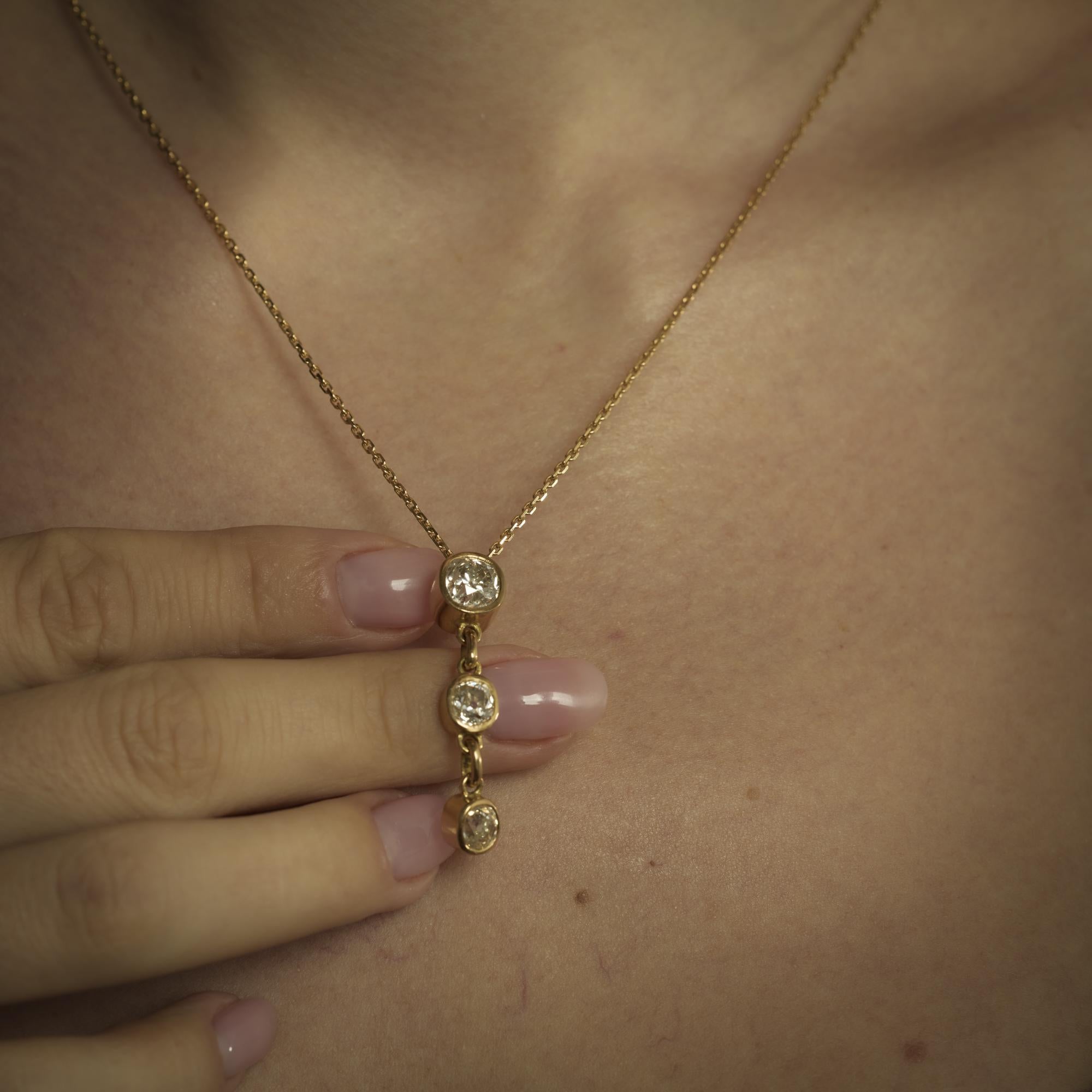 Donna Collana vintage con diamanti di vecchia miniera in oro giallo 18 carati e 3 pietre a goccia in vendita