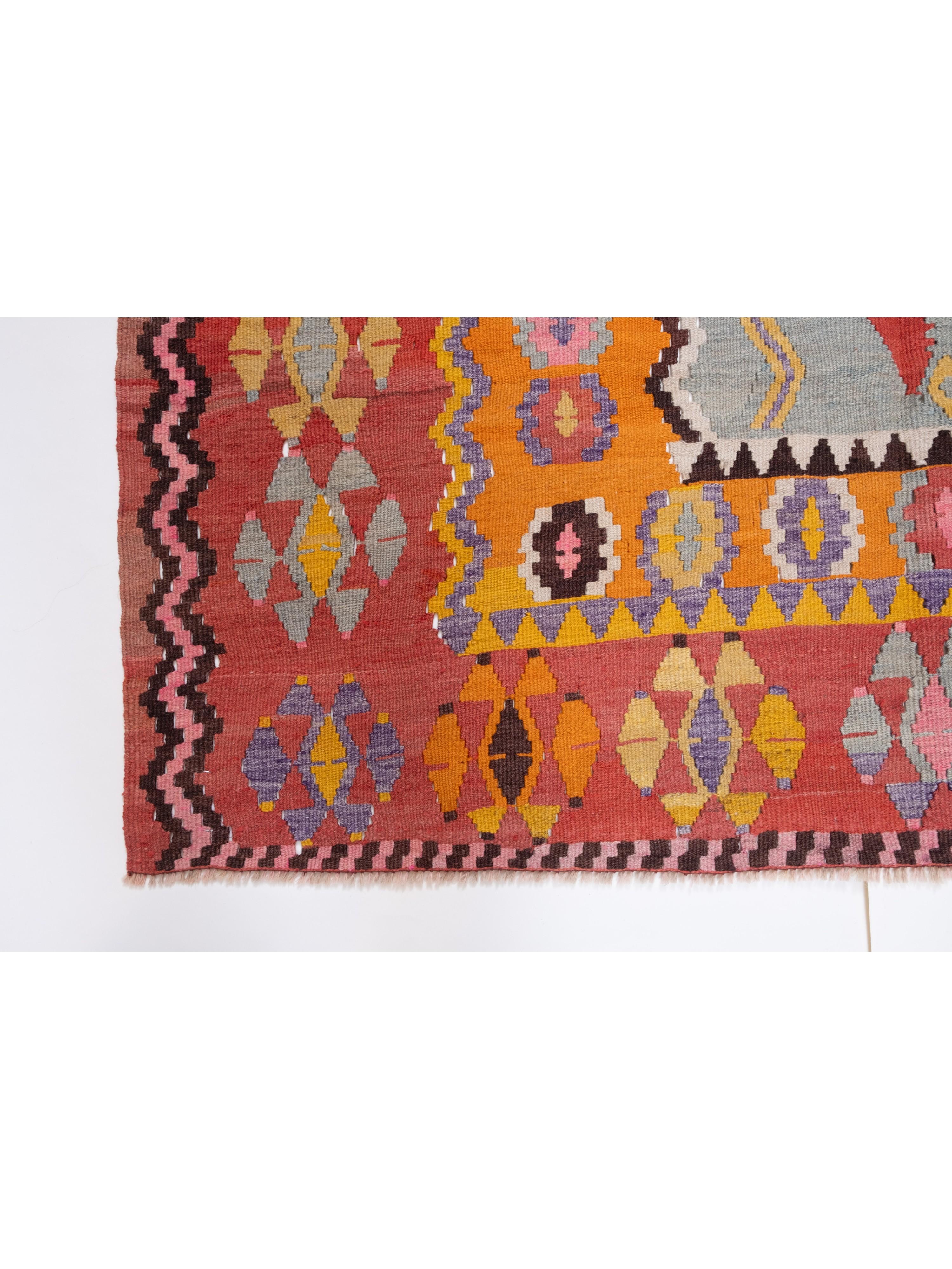 Si tratta di un kilim vintage dell'Anatolia settentrionale a trama piatta, tessuto a mano nella regione di Ordu con fili di lana e una rara e bellissima composizione di colori.

Design e caratteristiche: Presenta motivi geometrici tradizionali della