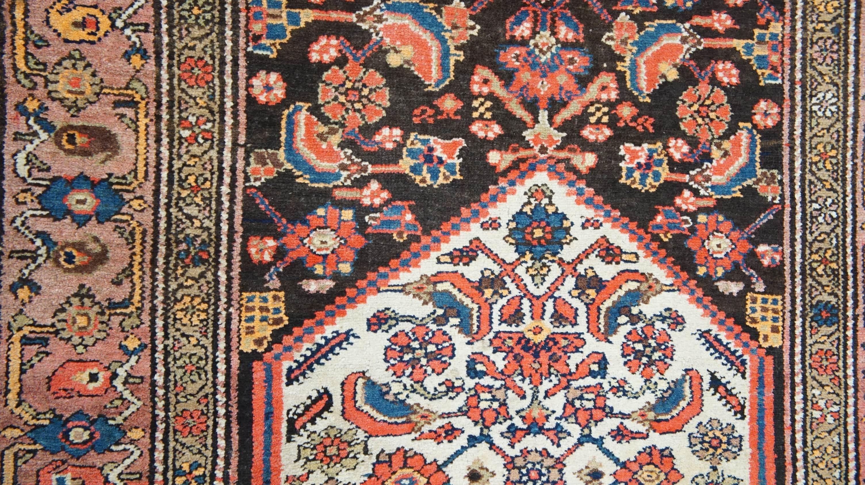 Vintage rug hand-knotted and in oriental style with beautiful colors 228x114 cm For Sale 1