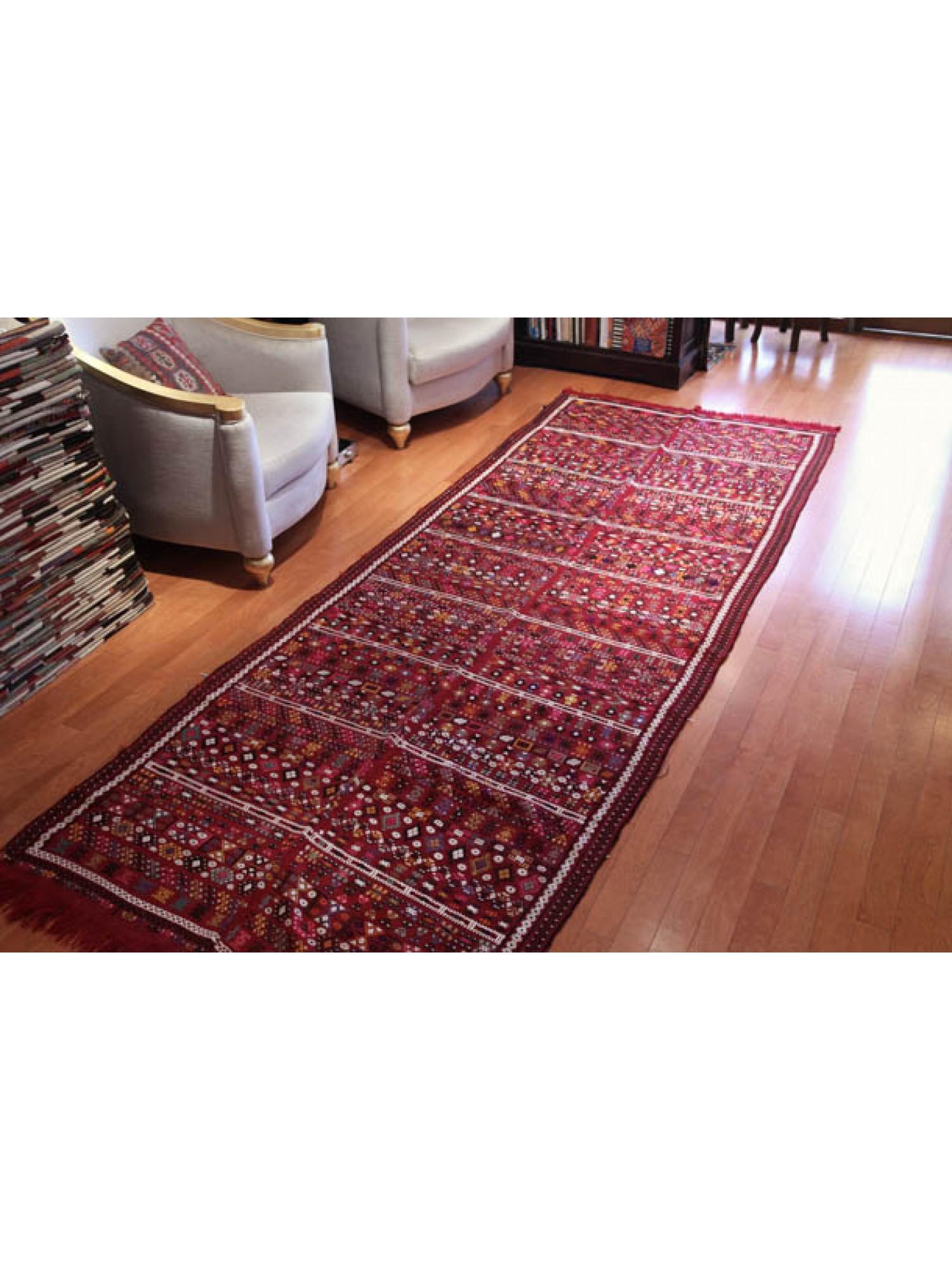 Ce grand kilim ancien a été tissé dans la région de Sivas, dans l'est de l'Anatolie. 

Le tissu rouge vif mesure plus de trois mètres de long et est recouvert d'un magnifique tissage kilim qui ressemble à un champ de petites fleurs. Si vous observez