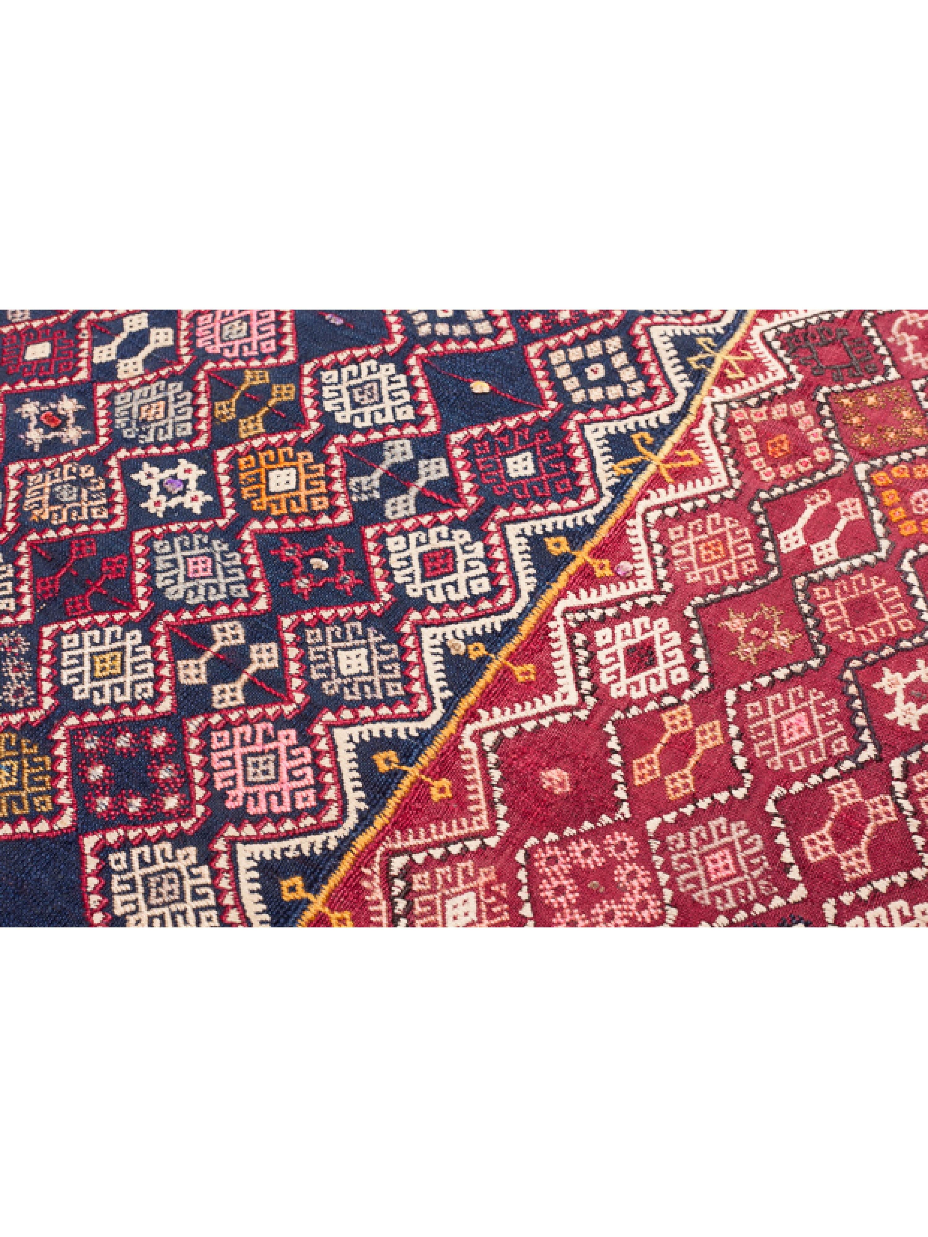 Si tratta di un antico kilim anatolico centrale tessuto a mano (Jijim) proveniente dalla regione di Sivas con una rara e bellissima composizione di colori.

Nel III secolo, Sivas era una città romana conosciuta come Sebastea, la capitale