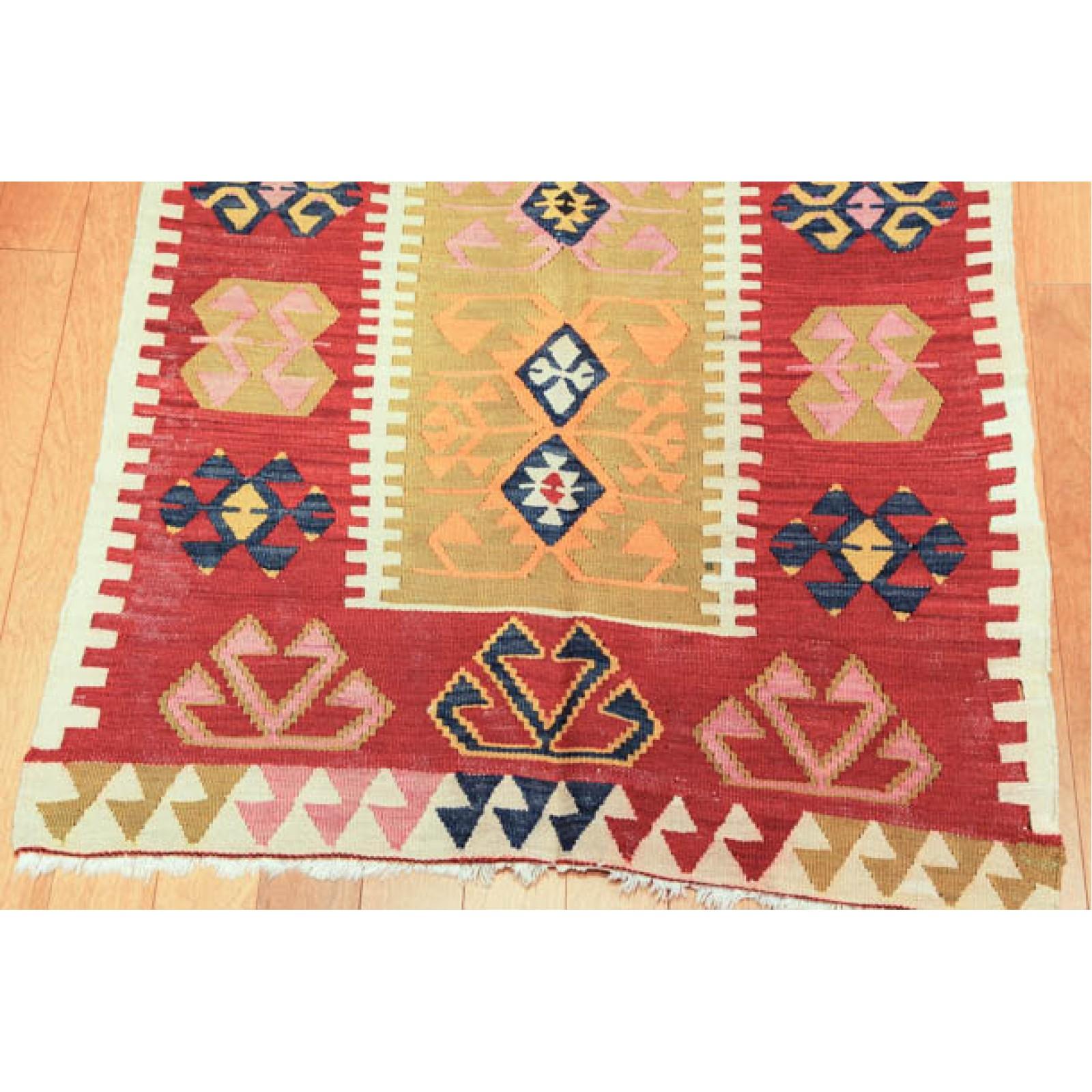 Türkischer Vintage-Teppich aus altem Sivas-Kelim im Zentral Anatolischen Mihrab-Stil (Wolle) im Angebot
