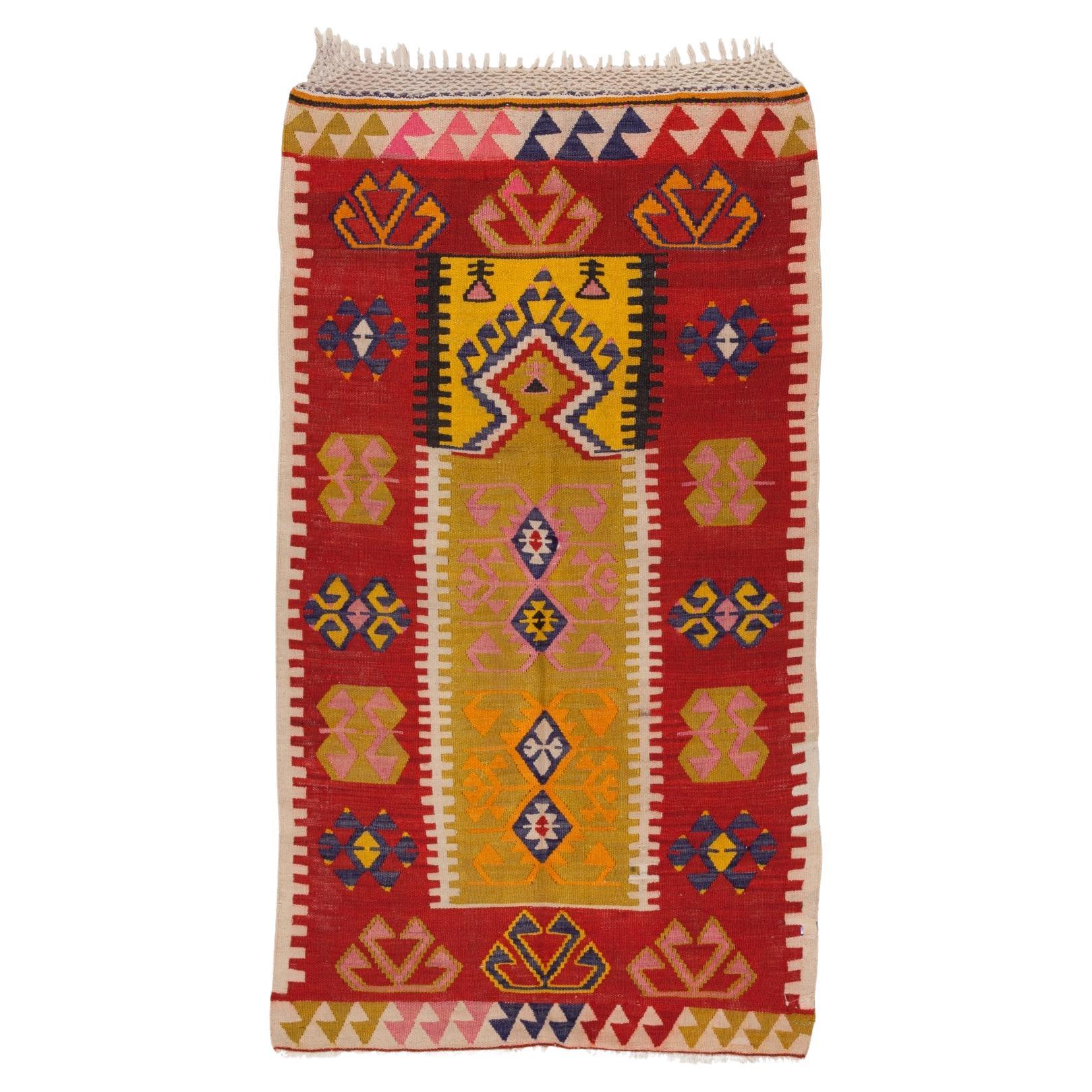 Türkischer Vintage-Teppich aus altem Sivas-Kelim im Zentral Anatolischen Mihrab-Stil im Angebot