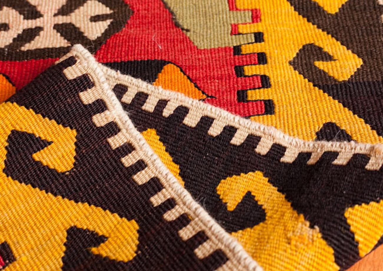 Se trata de una alfombra vintage Sivrihisar Kilim,  tejida a mano en la región de Eskisehir, Turquía central. Mide 58 cm x 106 cm y está hecha de lana 100% con una bonita composición de colores.

Diseño y colores
Este kilim presenta un medallón