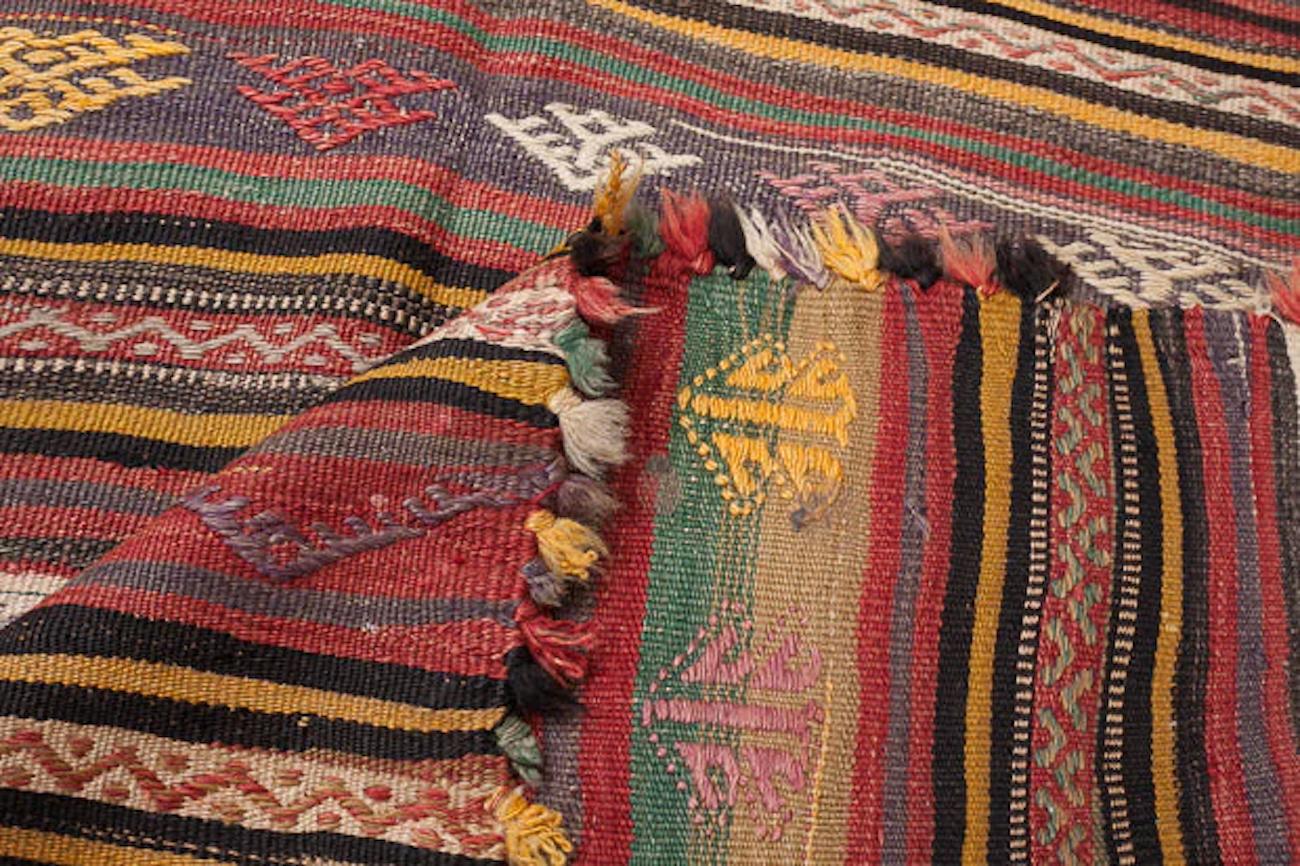 Questo vecchio kilim a righe è un pezzo tradizionale tessuto a mano proveniente dalla Turchia occidentale. Misura circa 98 cm x 245 cm ed è realizzato al 100% in lana di alta qualità.

Design/One e Caratteristiche
Questo kilim presenta colori vivaci