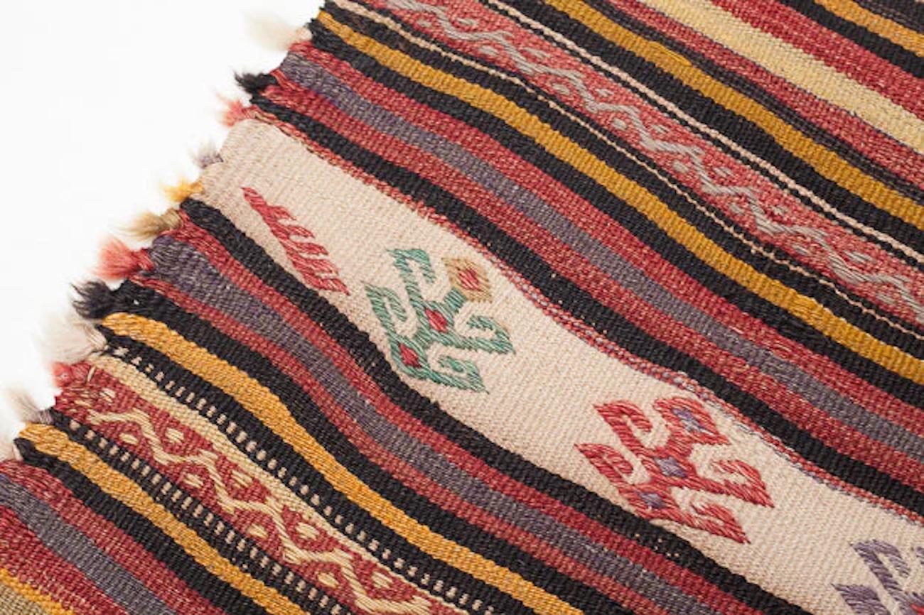 Turco Vintage Old Stripe Kilim Balikesir Rug Tappeto turco naturale dell'Anatolia occidentale in vendita