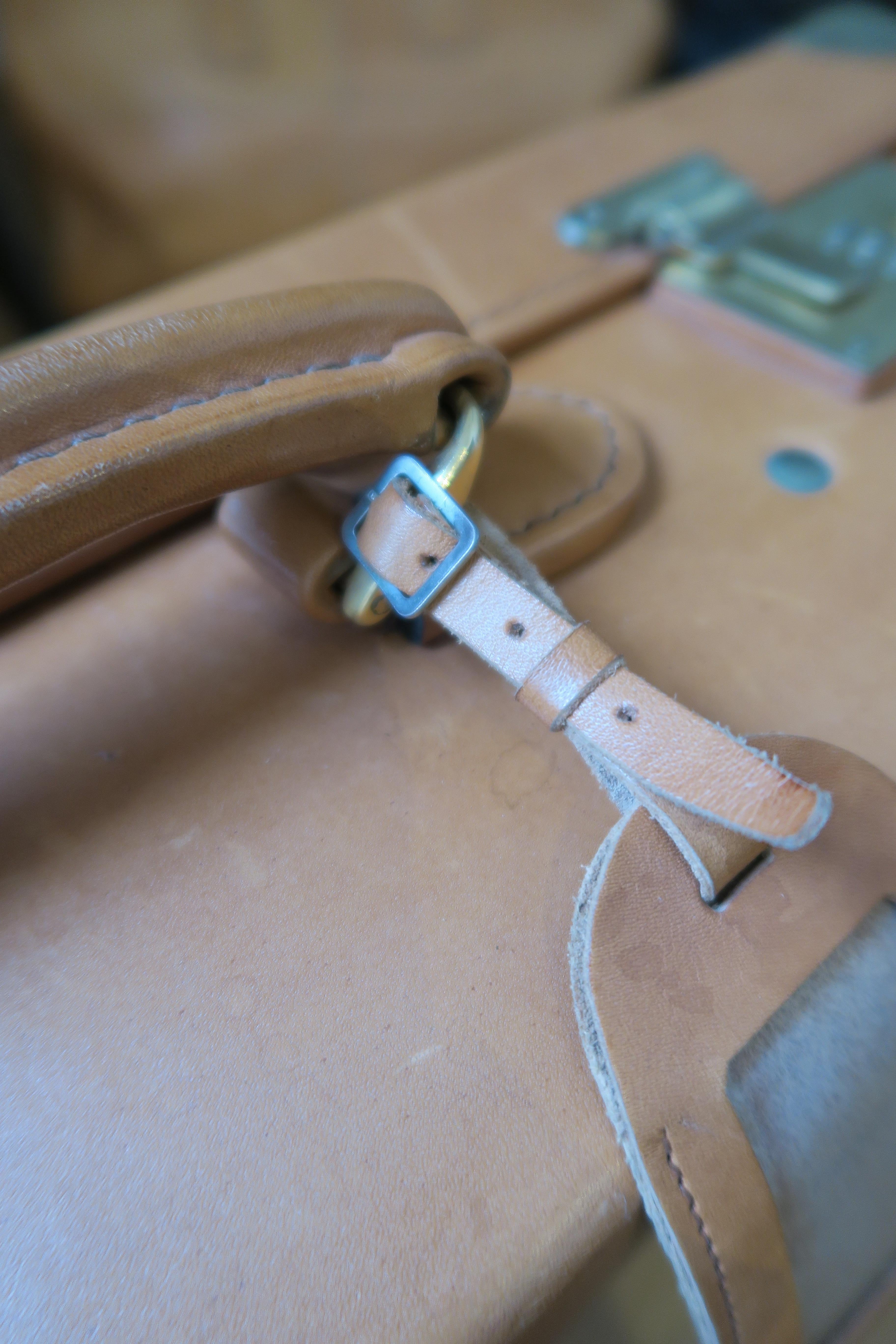 Vintage Old Timer-Koffer aus Rindsleder mit Kombinationsschloss (Handgefertigt) im Angebot