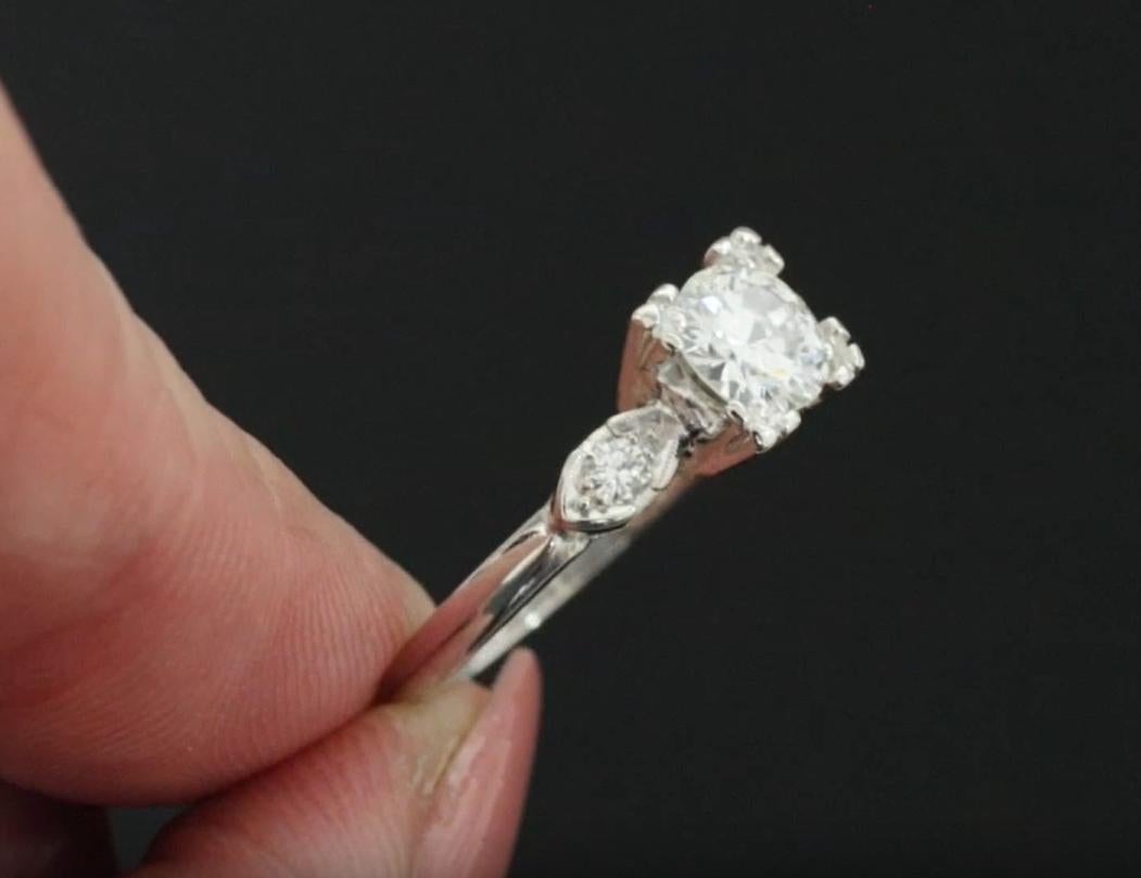 Questo elegante anello di fidanzamento vintage presenta un affascinante diamante antico dal taglio transitorio, splendidamente incastonato in una montatura in platino realizzata a mano. Il diamante presenta un eccezionale colore F-G e una purezza