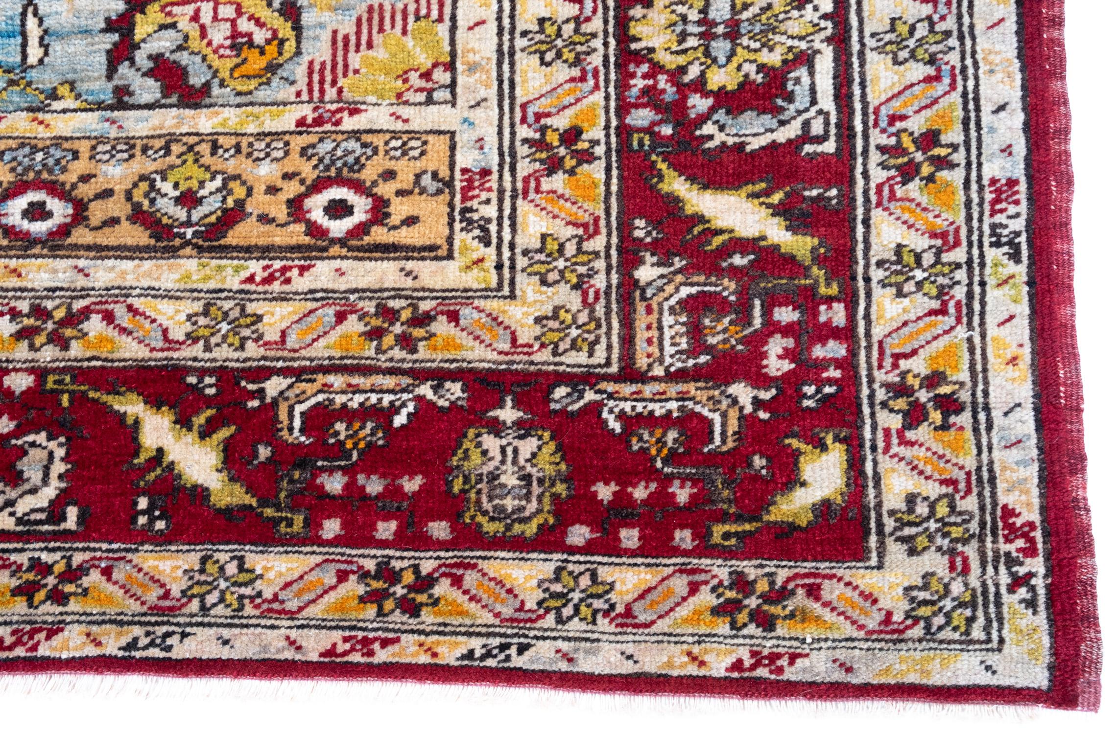 Se trata de una alfombra semi-antigua de Anatolia Central, procedente de la región de Konya, con una rara y bella composición de colores.

Esta alfombra, muy coleccionable, presenta maravillosos colores especiales y texturas típicas de Anatolia