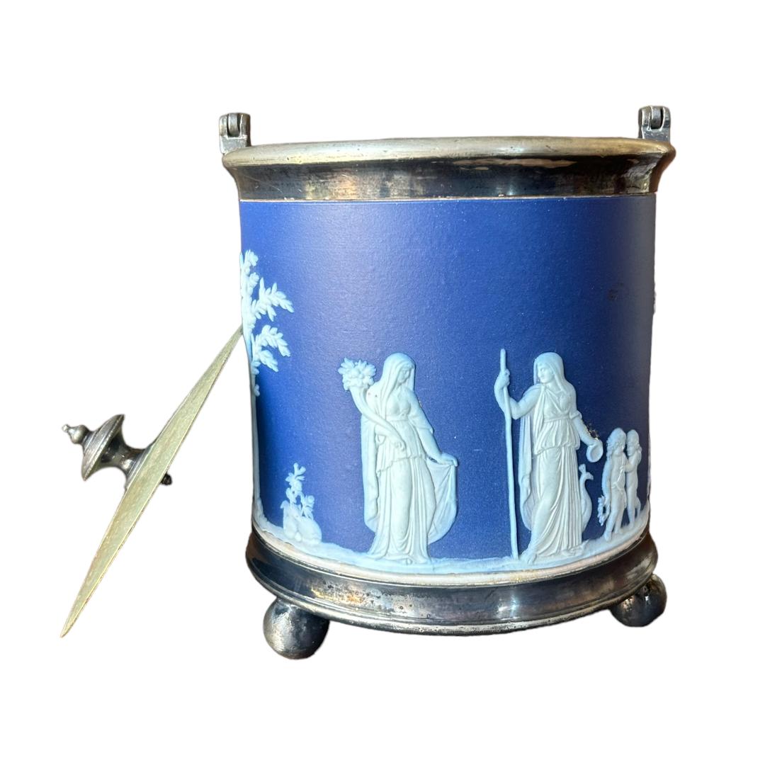 Vintage Old Wedgwood Dark Blue Jasperware Biscuit Barrel Cookie Jar Vessel In Good Condition For Sale In Naples, FL