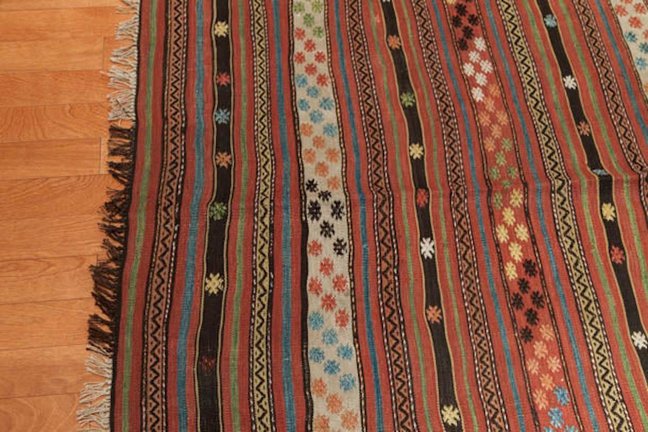 Turco Vintage Old Western Anatolian Kilim Rug & Kilim Tappeto turco naturale a strisce orizzontali in vendita