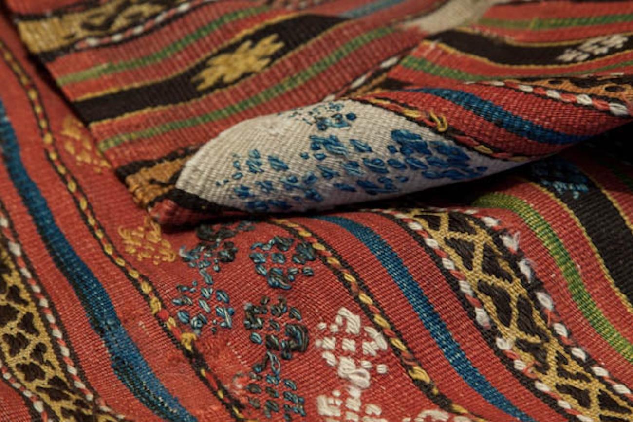 Vintage Old Western Anatolian Kilim Rug & Kilim Tappeto turco naturale a strisce orizzontali In condizioni buone in vendita a Tokyo, JP