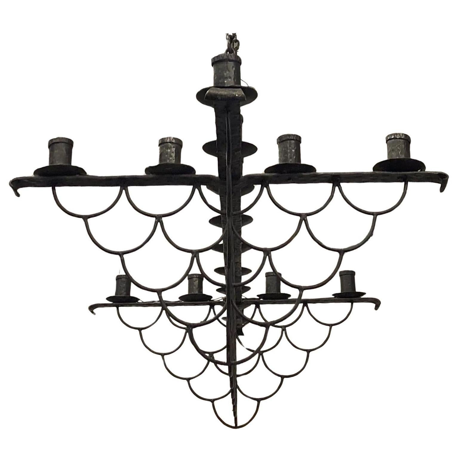 Araña de hierro forjado provincial francesa de 17 luces de estilo vintage del viejo mundo Renacimiento gótico en venta