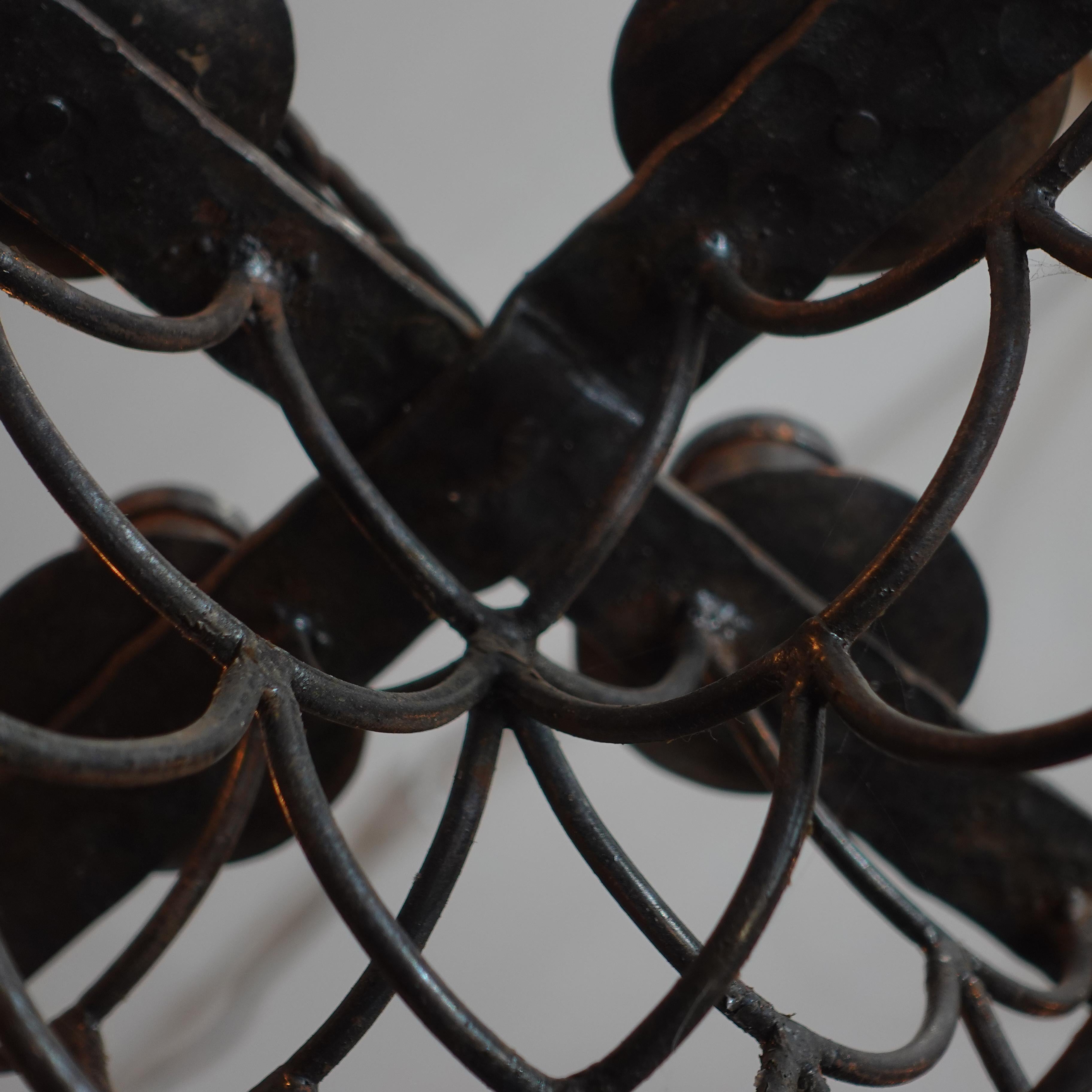 Araña de hierro forjado provincial francesa de 17 luces de estilo vintage del viejo mundo Francés en venta