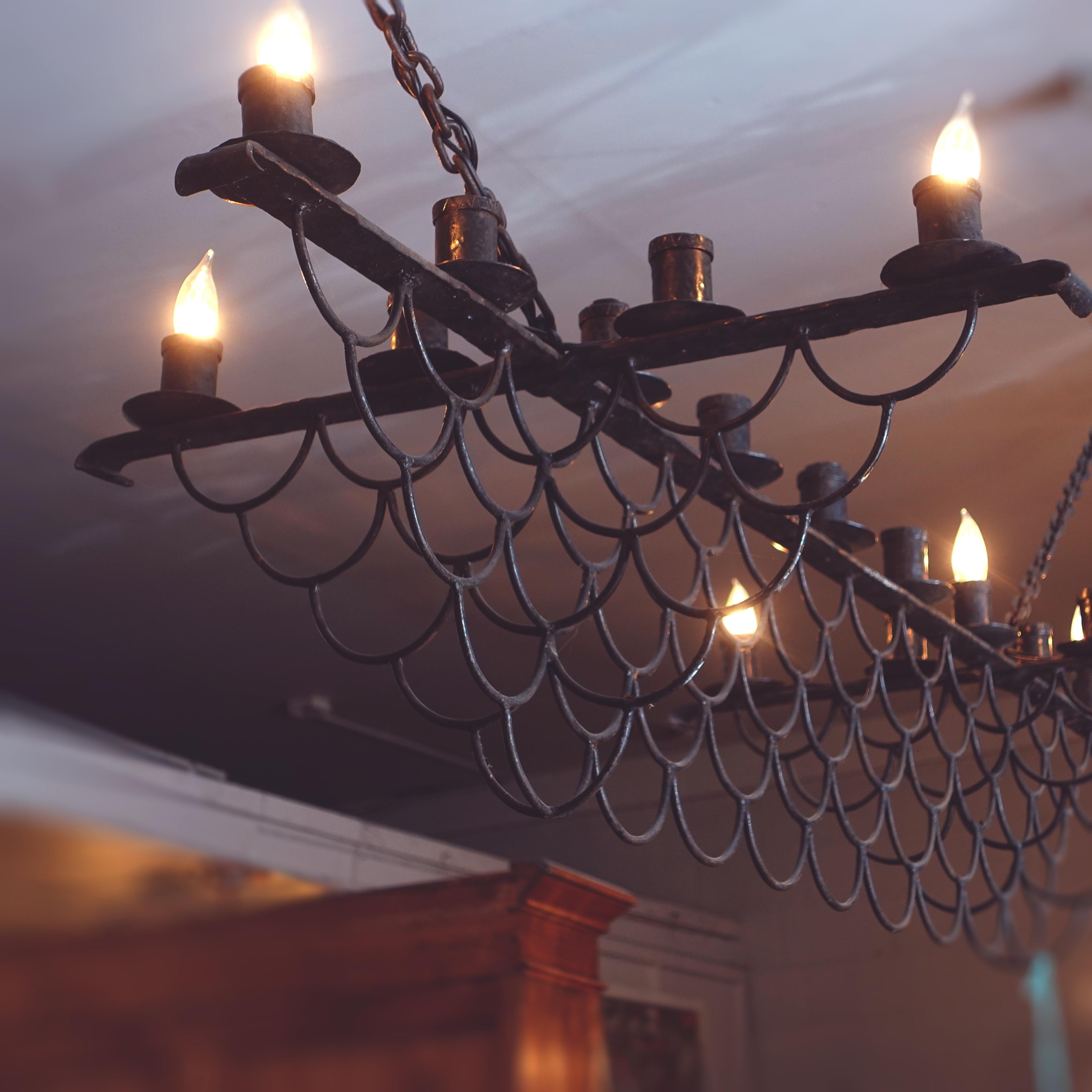 Araña de hierro forjado provincial francesa de 17 luces de estilo vintage del viejo mundo Forjado en venta