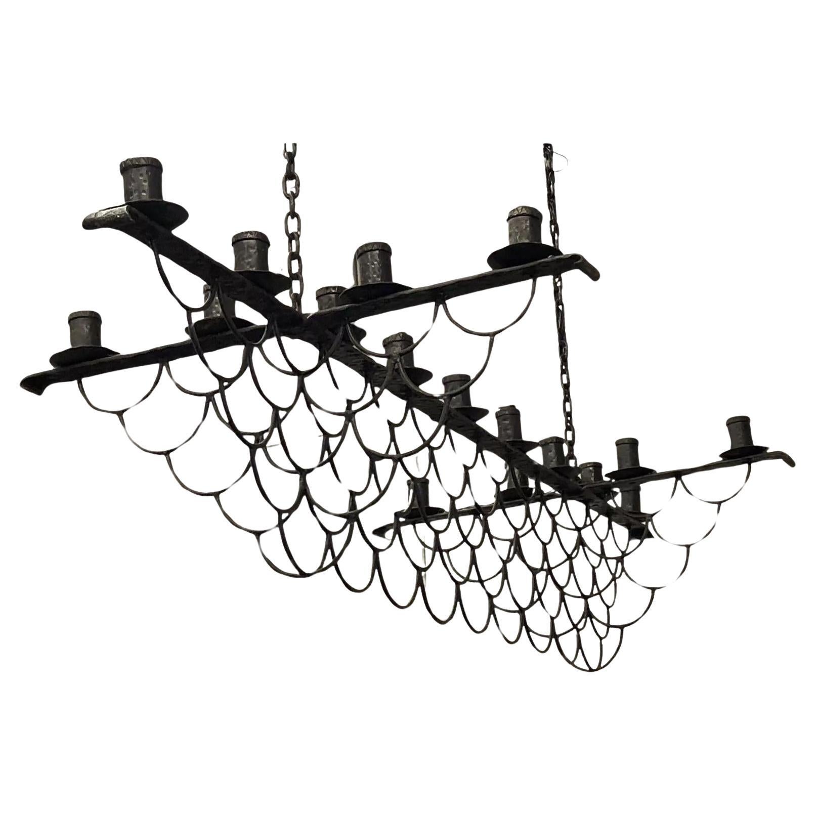 Araña de hierro forjado provincial francesa de 17 luces de estilo vintage del viejo mundo en venta