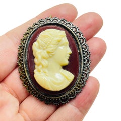 Vintage older cameo brooch pendant