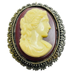 Vintage older cameo brooch pendant