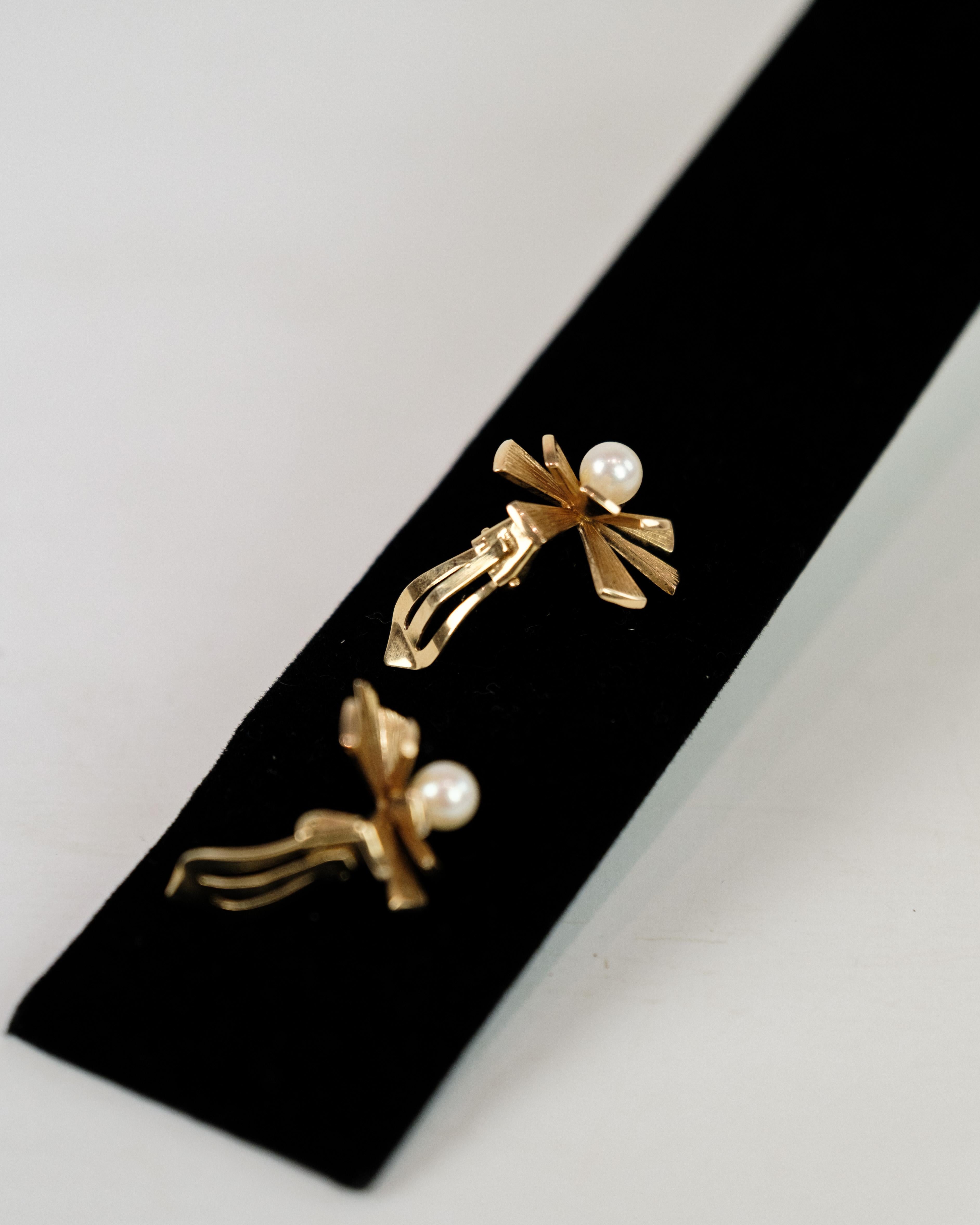Autre Vintage Ole Lynggaard Ear Clips Made In 14 Carat Gold With Culture Pearl en vente