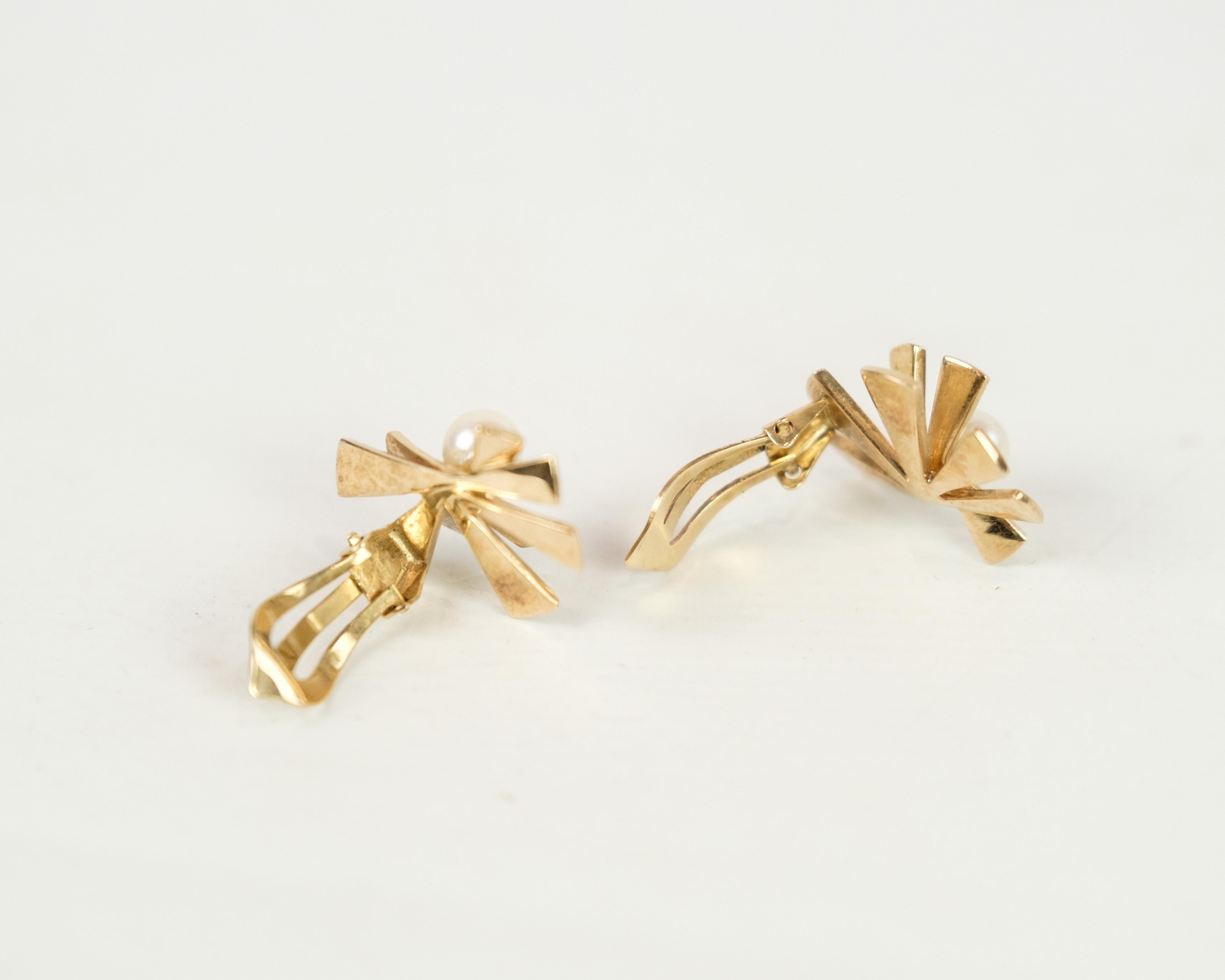 Vintage Ole Lynggaard Ear Clips of 14 Carat Gold with Culture Pearl In Good Condition For Sale In Lejre, DK