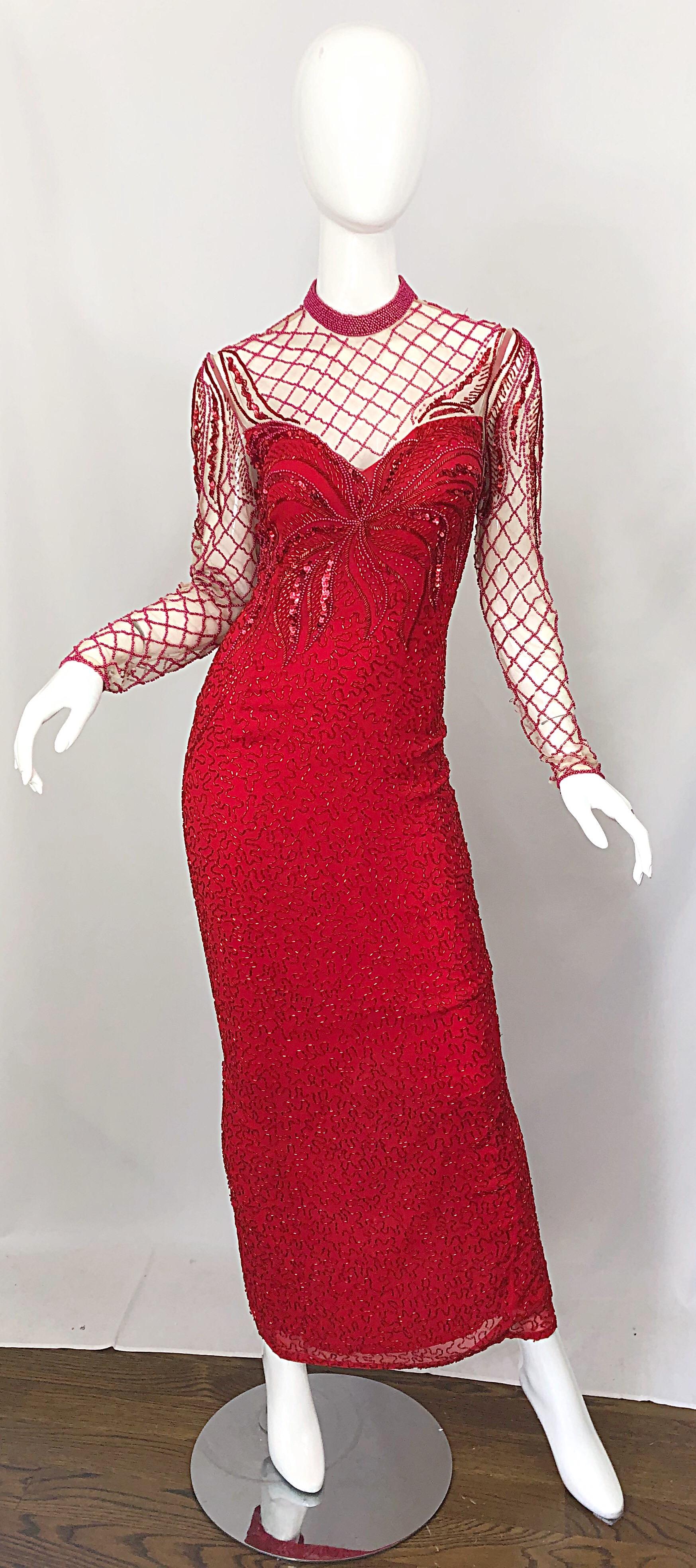 Sensacional vestido de noche vintage OLEG CASSINI rojo carmín de principios de los 90 de gasa de seda con cuentas. Con miles de cuentas y lentejuelas cosidas a mano. Malla transparente sobre el pecho con abalorios. Cremallera oculta en la espalda