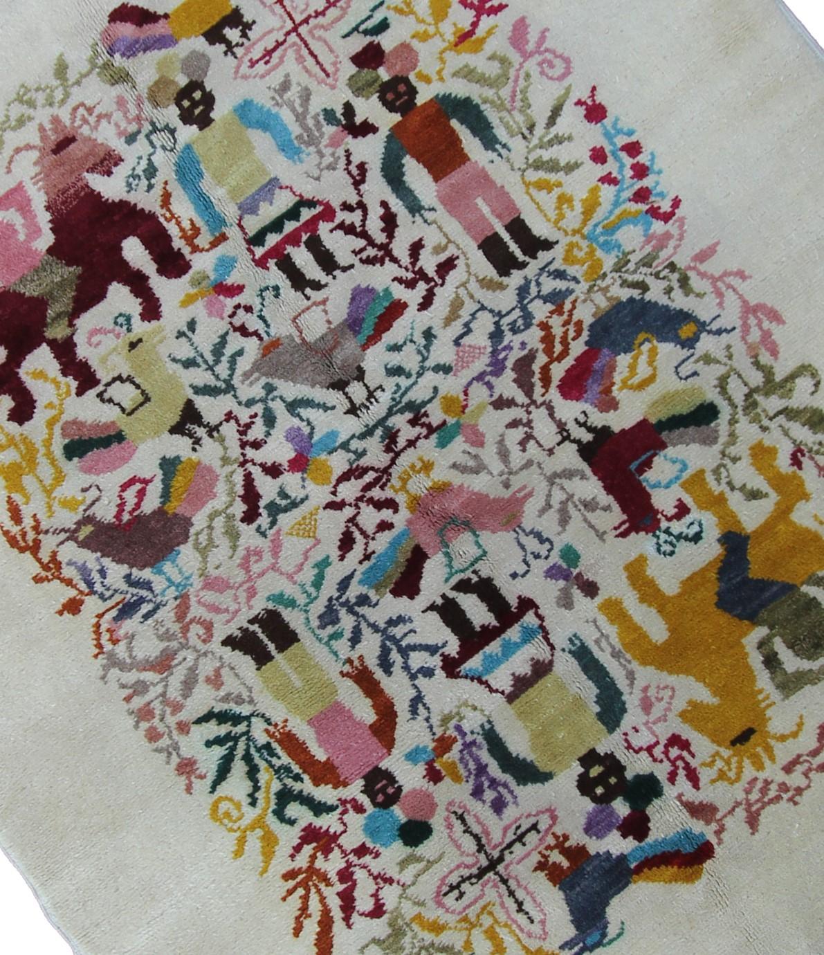 Vintage Olga Fisch Folk Art Ecuadorian Rug 125cmx145cm Tapestry 4x5 Beige c.1955 (Ecuadorianisch) im Angebot