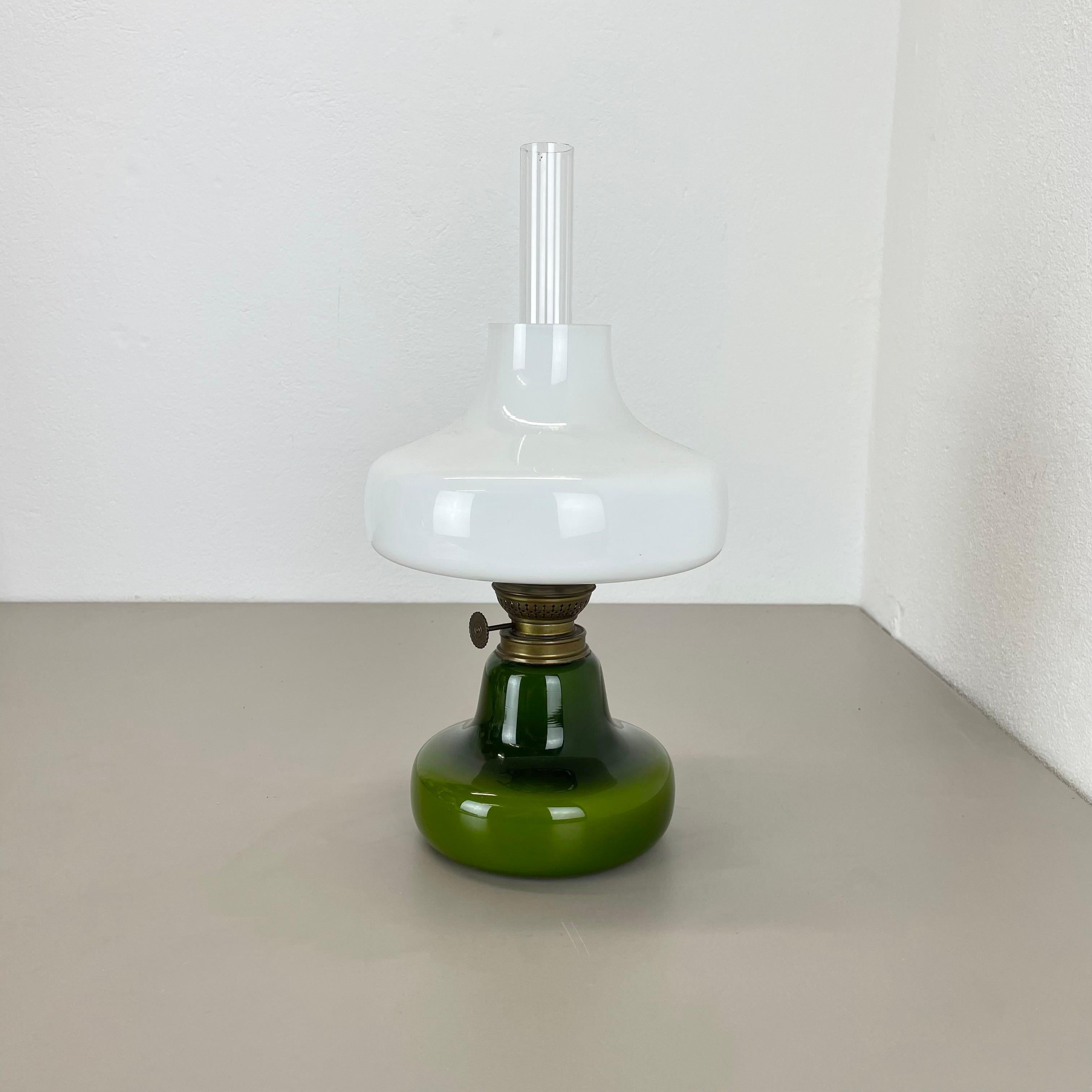 Article

Lampe à huile Oline


Producteur :

Fog & Mørup, Danemark


Âge :

1960s


Origine :

Danemark




Cette lampe à huile du milieu du siècle a été conçue et produite dans les années 1960 au Danemark par Fog & Mørup. La base verte et