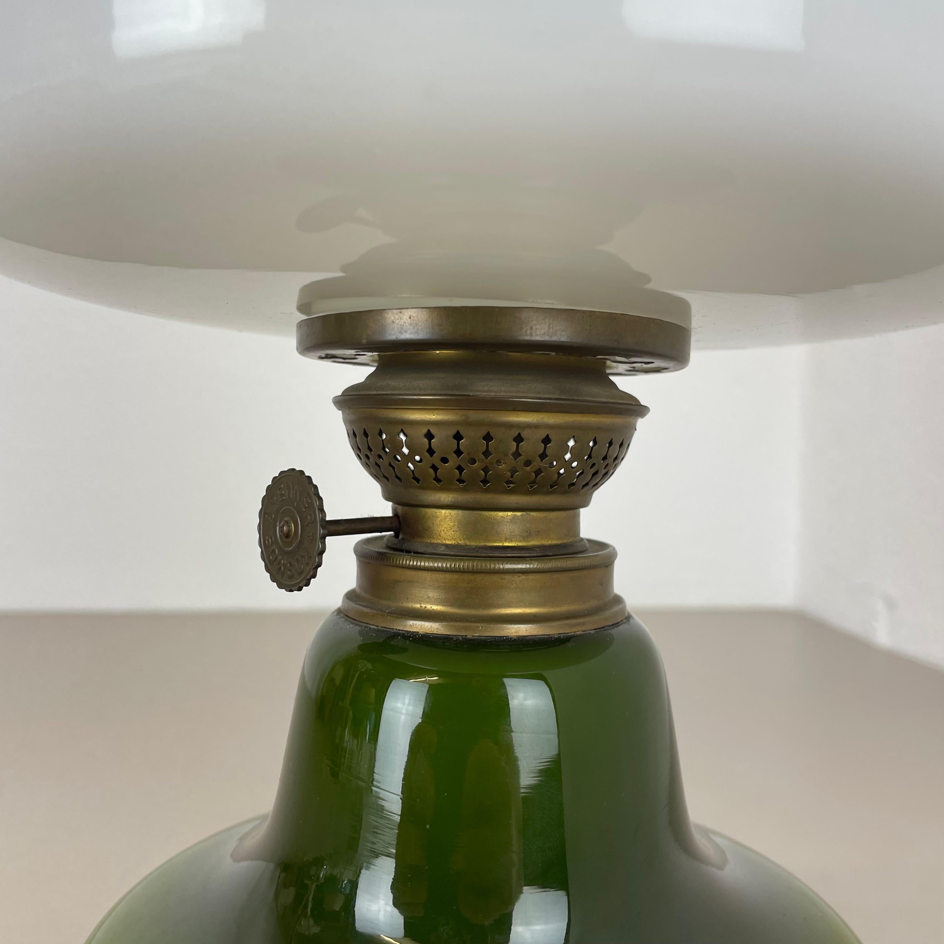Milieu du XXe siècle Lampe de table à huile vintage 