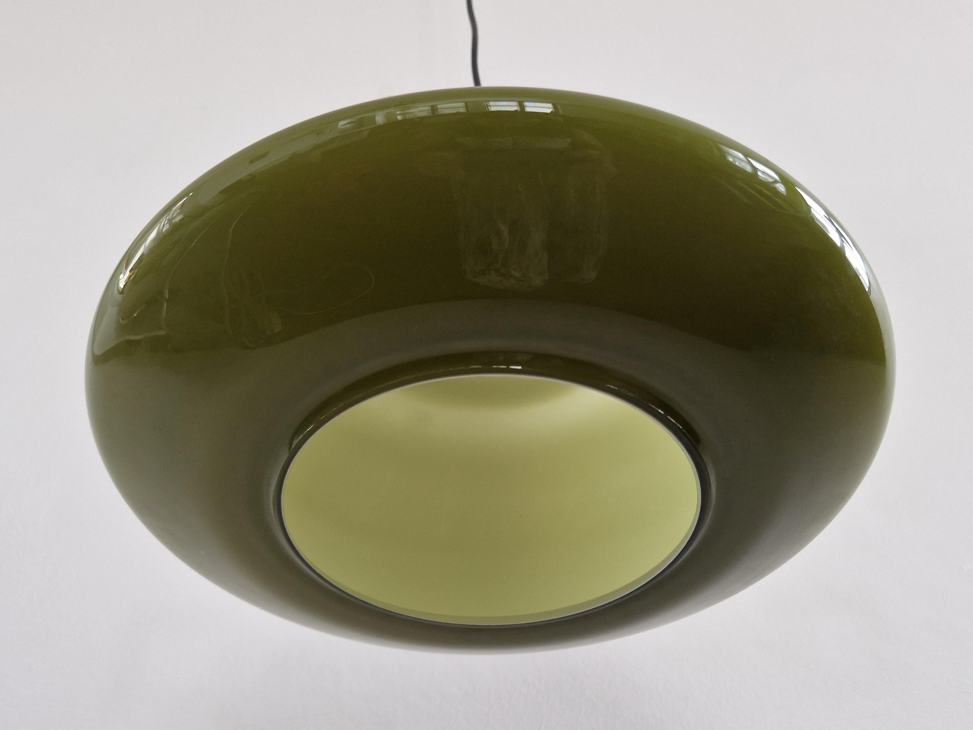 Vintage olive green colored glass pendant lamp, 1960's/1970's In Good Condition In Steenwijk, NL