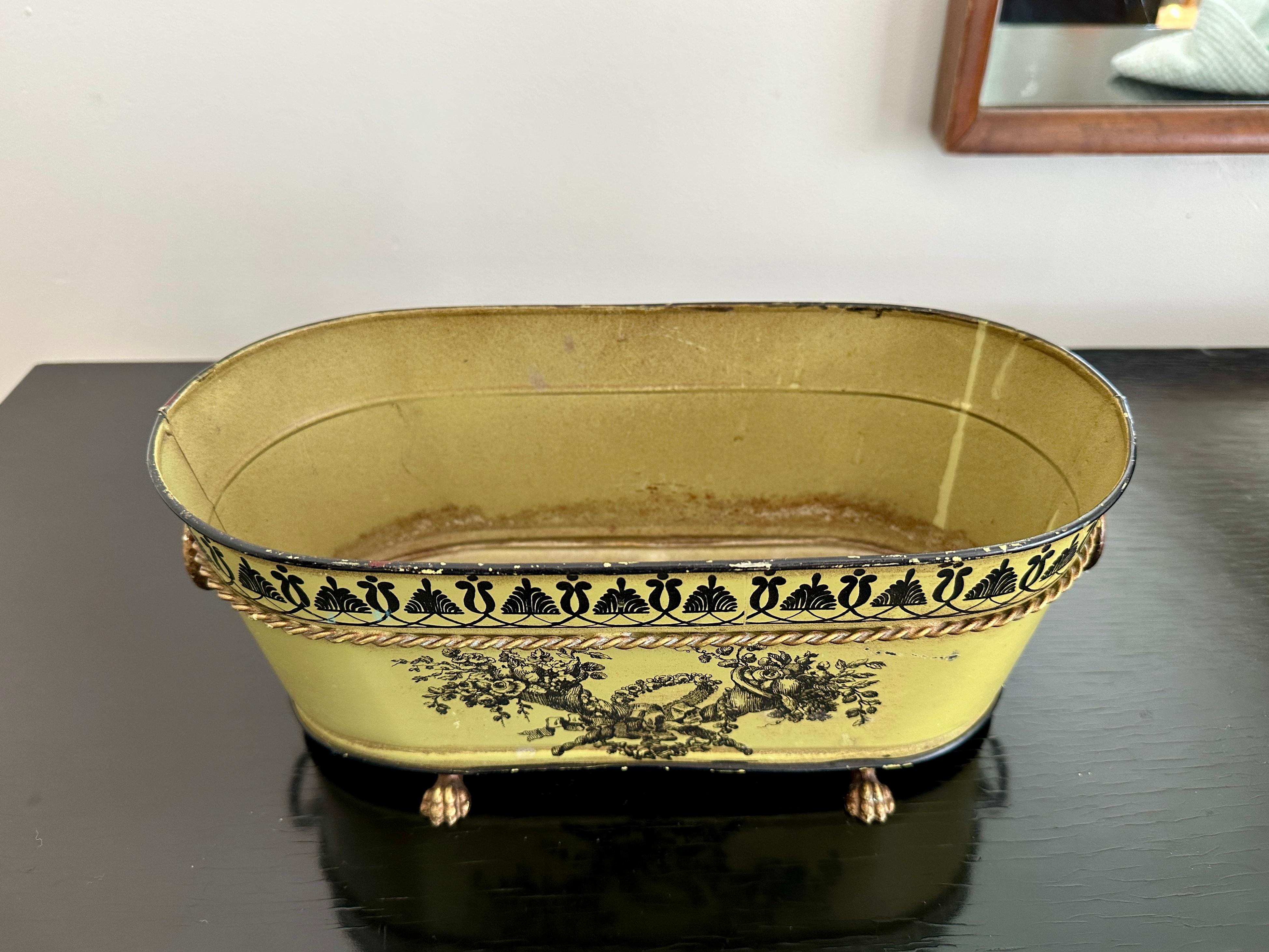 Vaso di cache neoclassico di Greene & Greene d'epoca, Made In Italy In condizioni buone in vendita a Doraville, GA