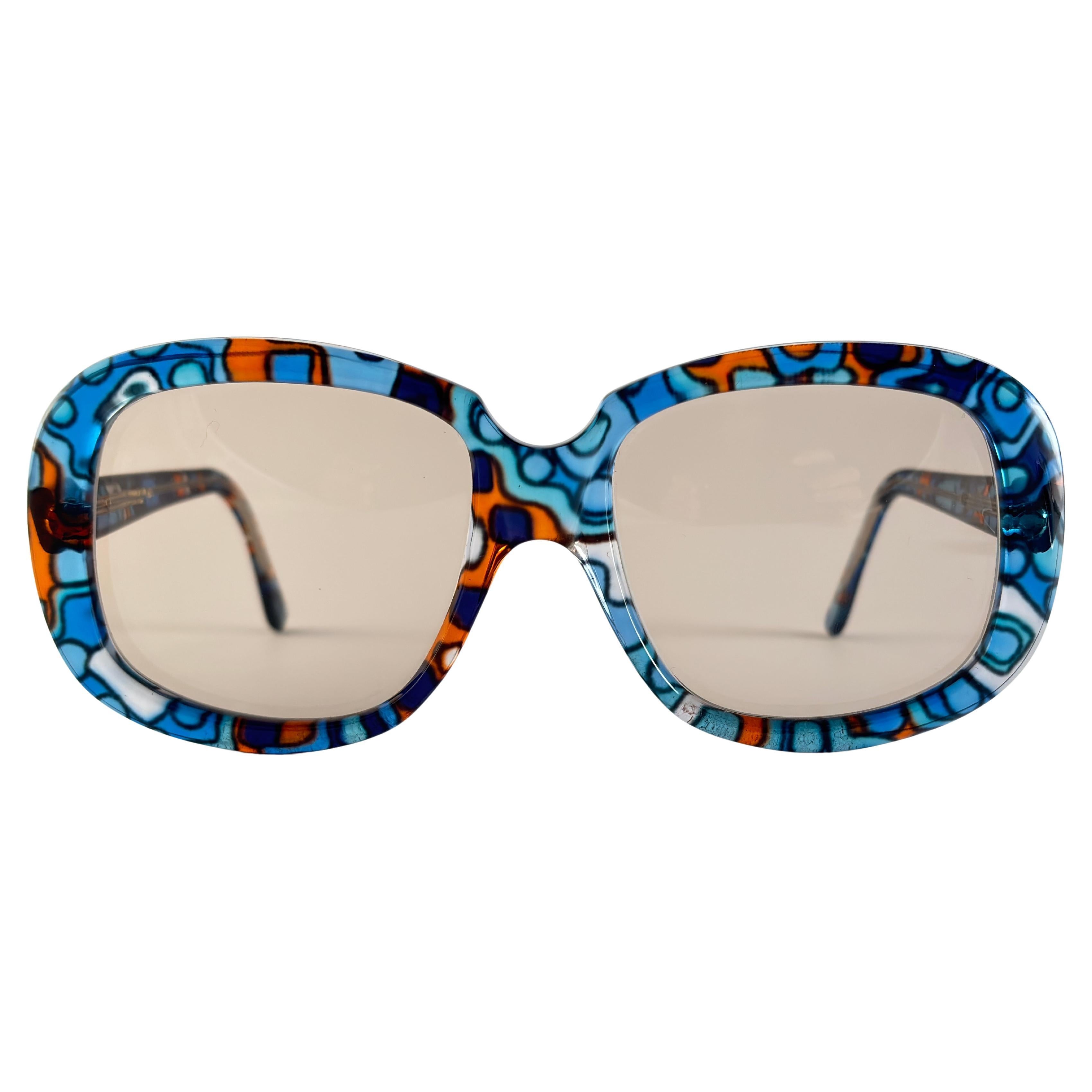 Lunettes de soleil Oliver Goldsmith surdimensionnées encadrant une paire de verres gris clair. 
Léger signe d'usure sur le cadre dû au stockage.


Fabriqué en Angleterre


Avant                                      16 Cms 
Hauteur des lentilles     