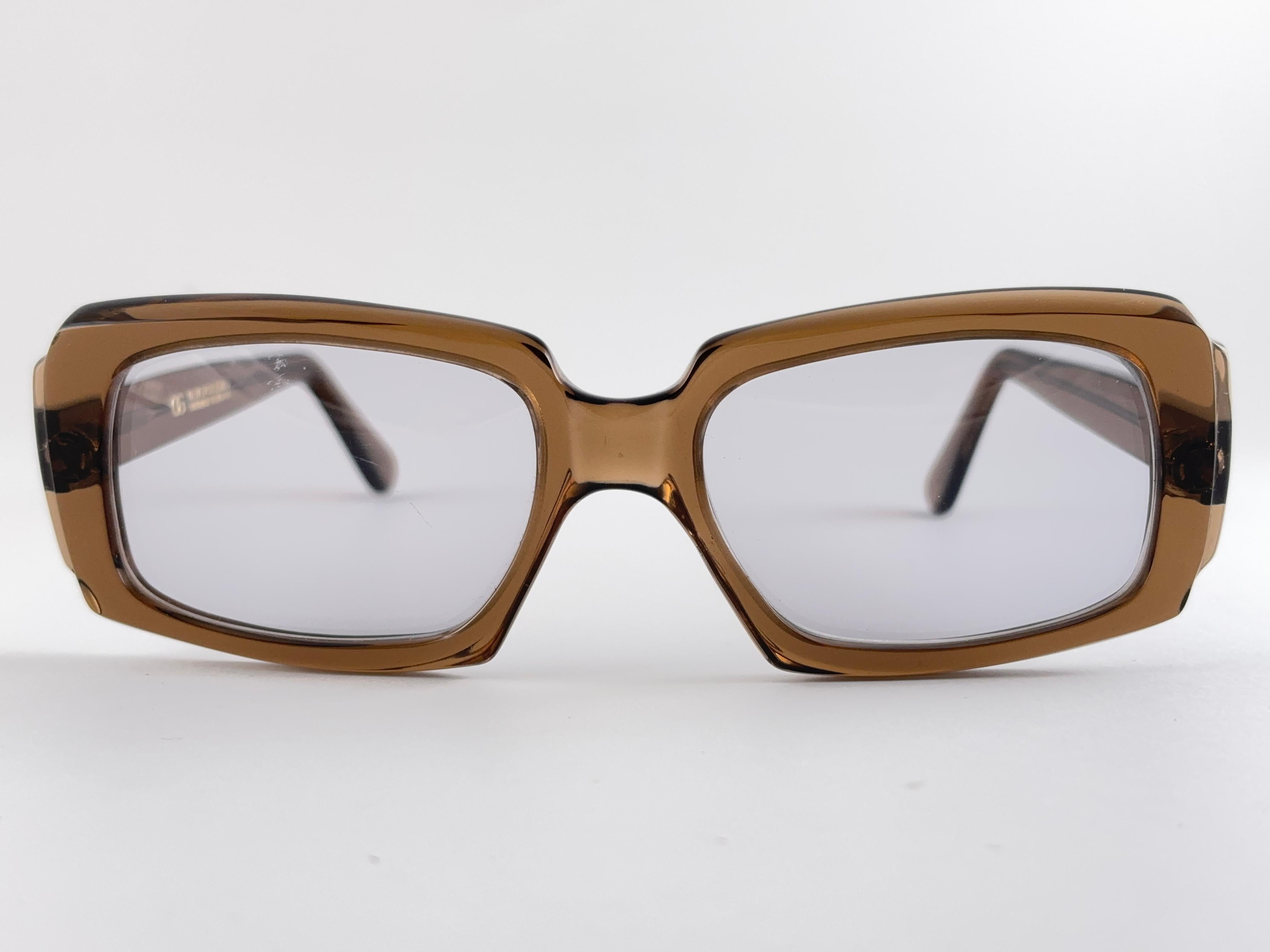 Wide pair of Oliver Goldsmith Sunglasses Framing A Pair Of Light Grey Lenses. 
Light Sign Of Wear On The Frame Due To Storage.


Made In England


Front                                     14.5 Cms 
Lenses Hight                       3.5 Cms
Lenses
