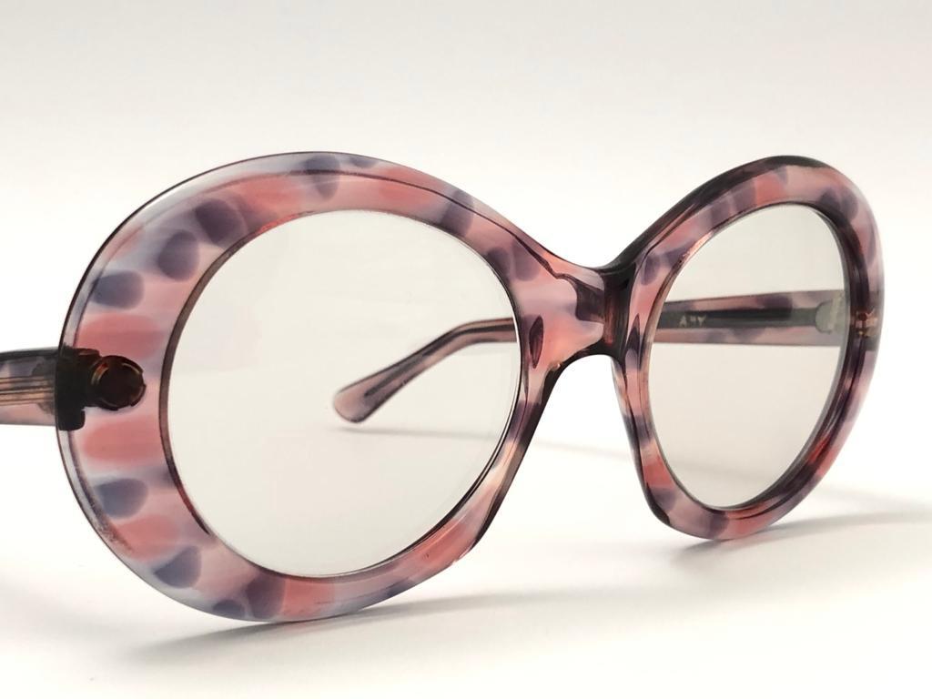 Oversized pair of Oliver Goldsmith sunglasses. 
Colored patern printed frame holding a pair of light lenses. 

This pair have minor sign of wear due to storage.

Handmade in England.


MEASUREMENTS

FRONT : 15 CMS

LENS HEIGHT : 5.2 CMS

LENS WIDTH