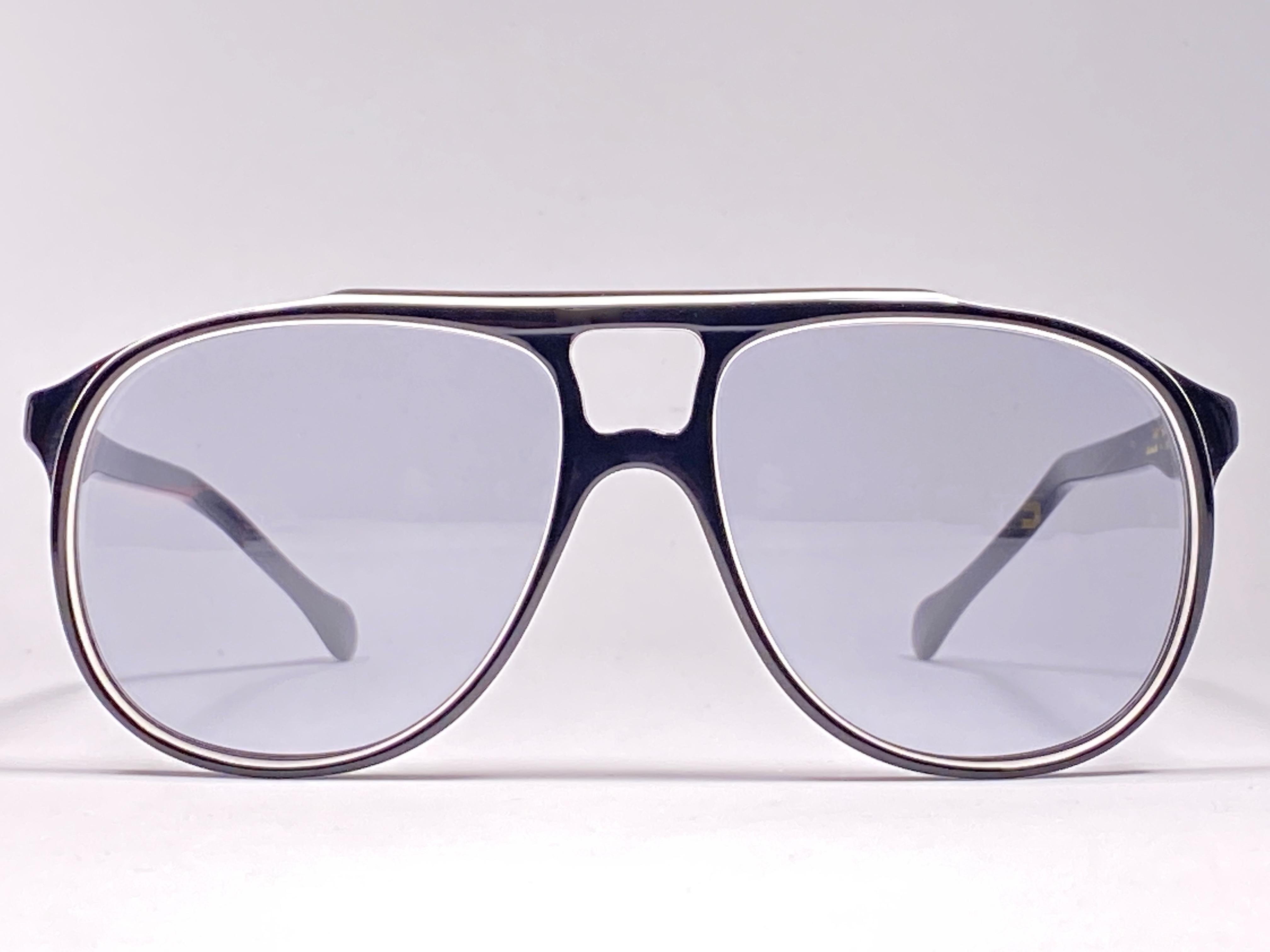 Burgundfarbene Sonnenbrille von Oliver Goldsmith.  

Übergroßer schwarzer Rahmen mit einem Paar mittelgrauer Gläser.   

 Dieses Paar hat geringe Abnutzungserscheinungen durch die Lagerung.

Handgefertigt in England.


MASSNAHMEN

FRONT : 13
