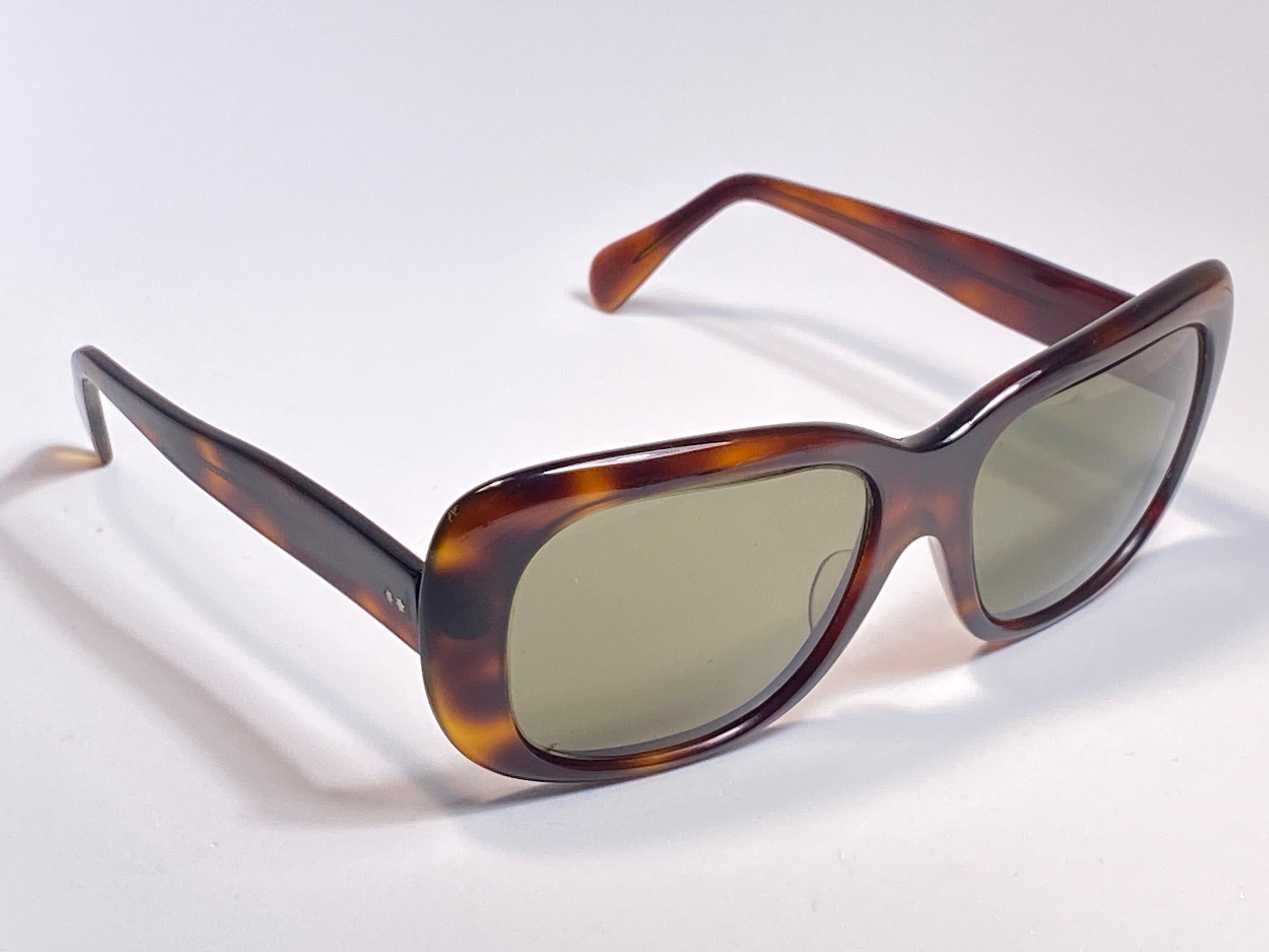 Vintage Oliver Goldsmith Dark Tortoise Oversized 1970 Made in England Sunglasses In Excellent Condition For Sale In Baleares, Baleares