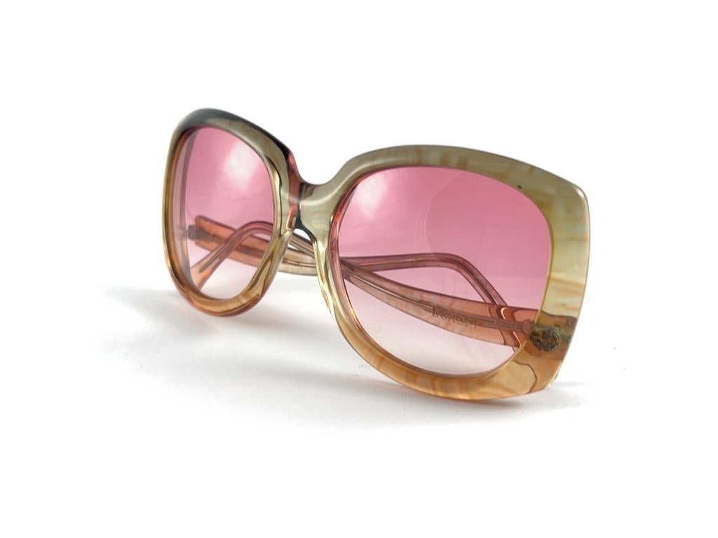 Oversized pair of Oliver Goldsmith sunglasses. 

Multicolored translucent frame holding a pair of mauve gradient lenses. 

This pair have minor sign of wear due to storage.

Handmade in England.


MEASUREMENTS

FRONT : 16 CMS

LENS HEIGHT : 5
