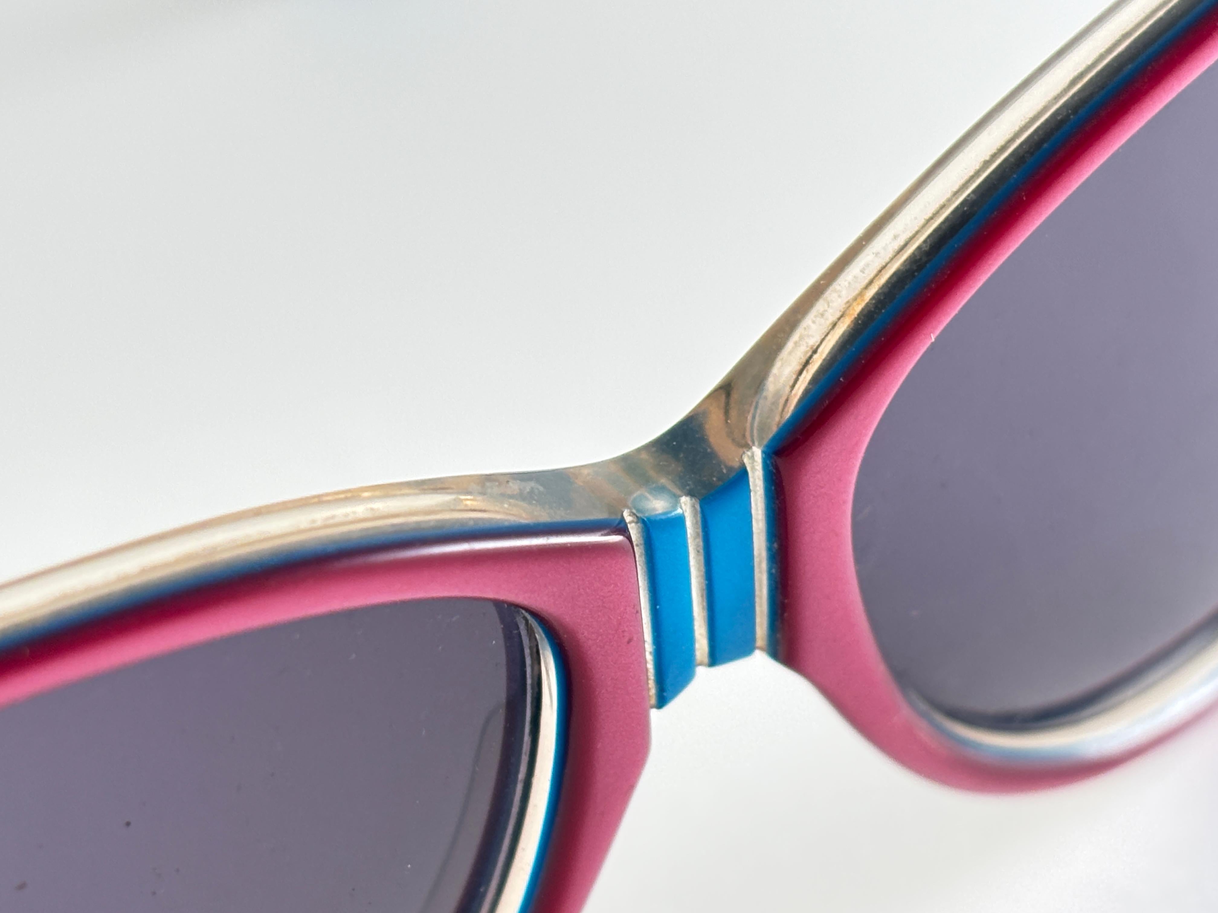 Gafas De Sol Oliver Goldsmith De Gran Tamaño Con Un Par De Lentes Grises. 
Ligeros signos de desgaste en el bastidor debidos al almacenamiento.


Fabricado en Inglaterra


Frente                                     14.5 cm 
Altura de las lentes     