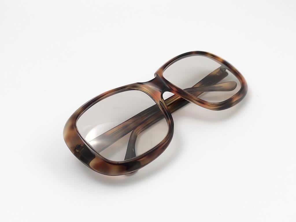 Vintage Oliver Goldsmith „“ KAZ „“ übergroße Schildpatt Made in England Sonnenbrille (Beige) im Angebot