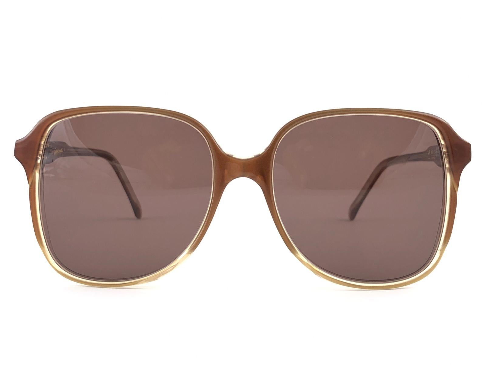Oversized pair of Oliver Goldsmith sunglasses.  

New, unworn frame holding a pair of  brown lenses.   

 This pair have minor sign of wear due to storage.

Handmade in England.


MEASUREMENTS

FRONT : 14 CMS

LENS HEIGHT : 5.3 CMS

LENS WIDTH : 5.5