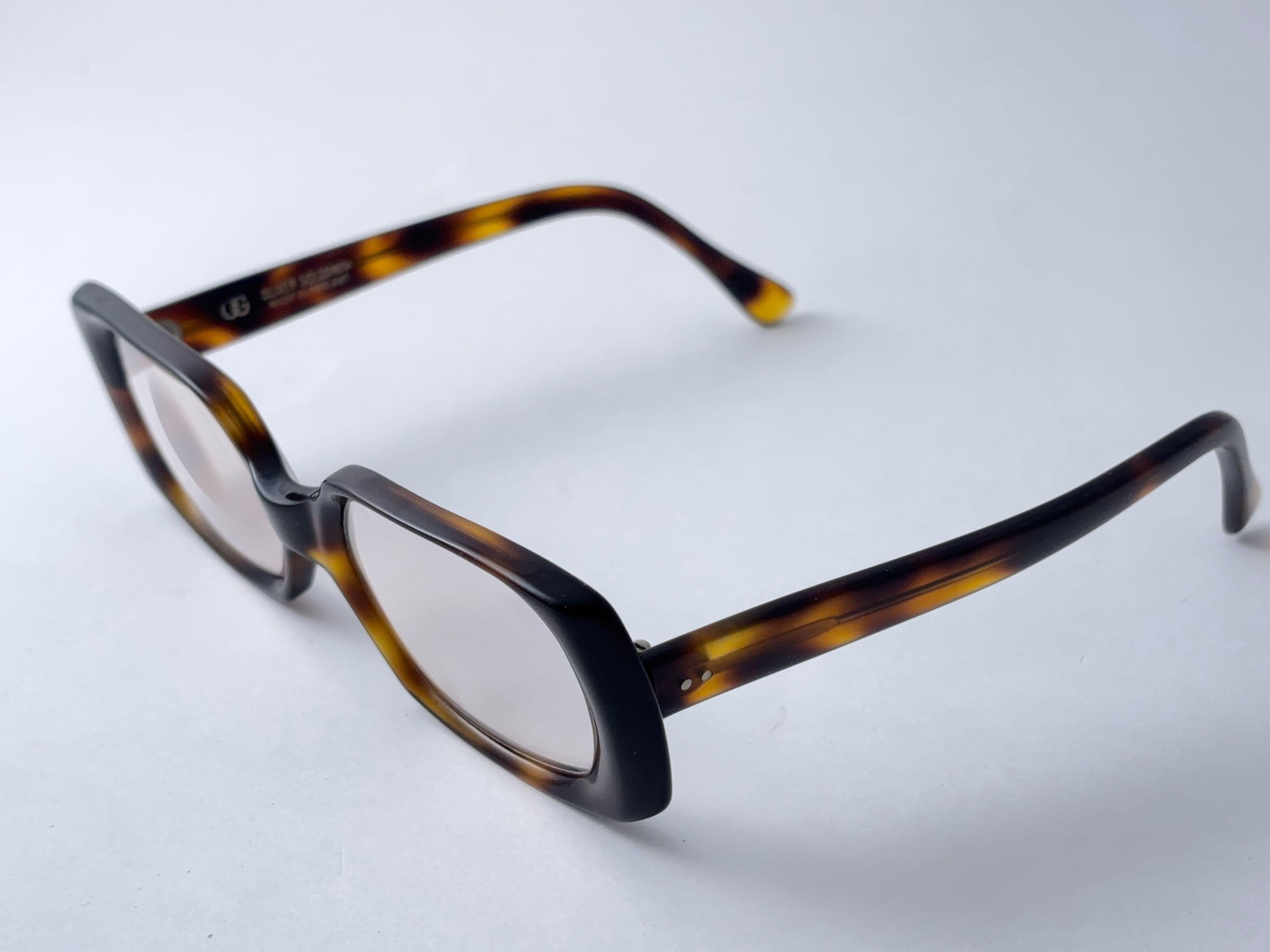 Vintage Oliver Goldsmith Frame Ready For Your Prescription.
Light Sign Of Wear On The Frame Due To Storage.


Made In England


Front                                     13.5 Cms 
Lenses Hight                       3.5 Cms
Lenses Width              