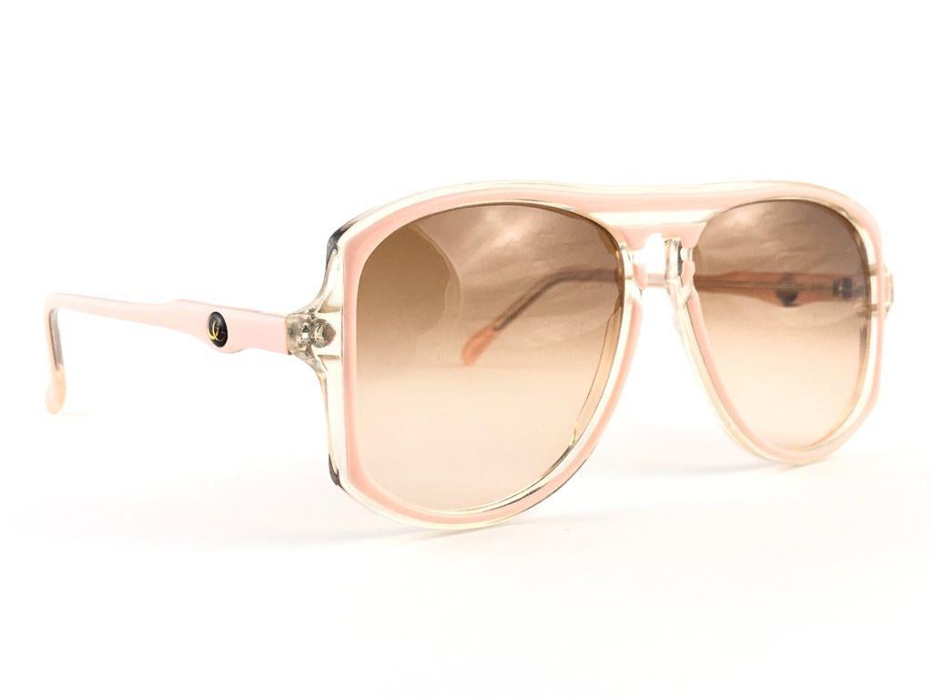 Rare pair of Oliver Goldsmith sunglasses. The very same model worn by Lady Di. Oversized translucent and baby pink  frame holding a pair of rose gradient lenses.   

 This pair have minor sign of wear due to storage.

Handmade in England.

FRONT  :
