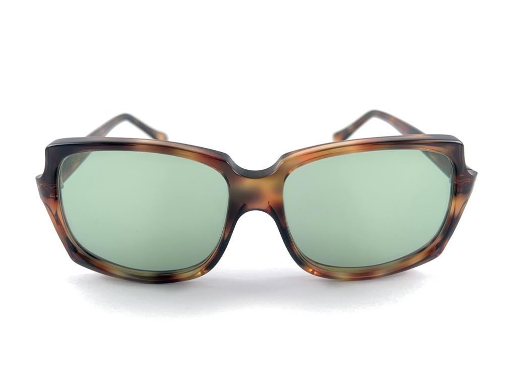 Oversized Pair Of Oliver Goldsmith Sunglasses. 

Tortoise Patern Frame Holding A Pair Of Medium Green Lenses. 

This Item May Show Some Minor Sign Of Wear Due To Storage And Past Of Time.


Handmade In England.



Frame Width                        