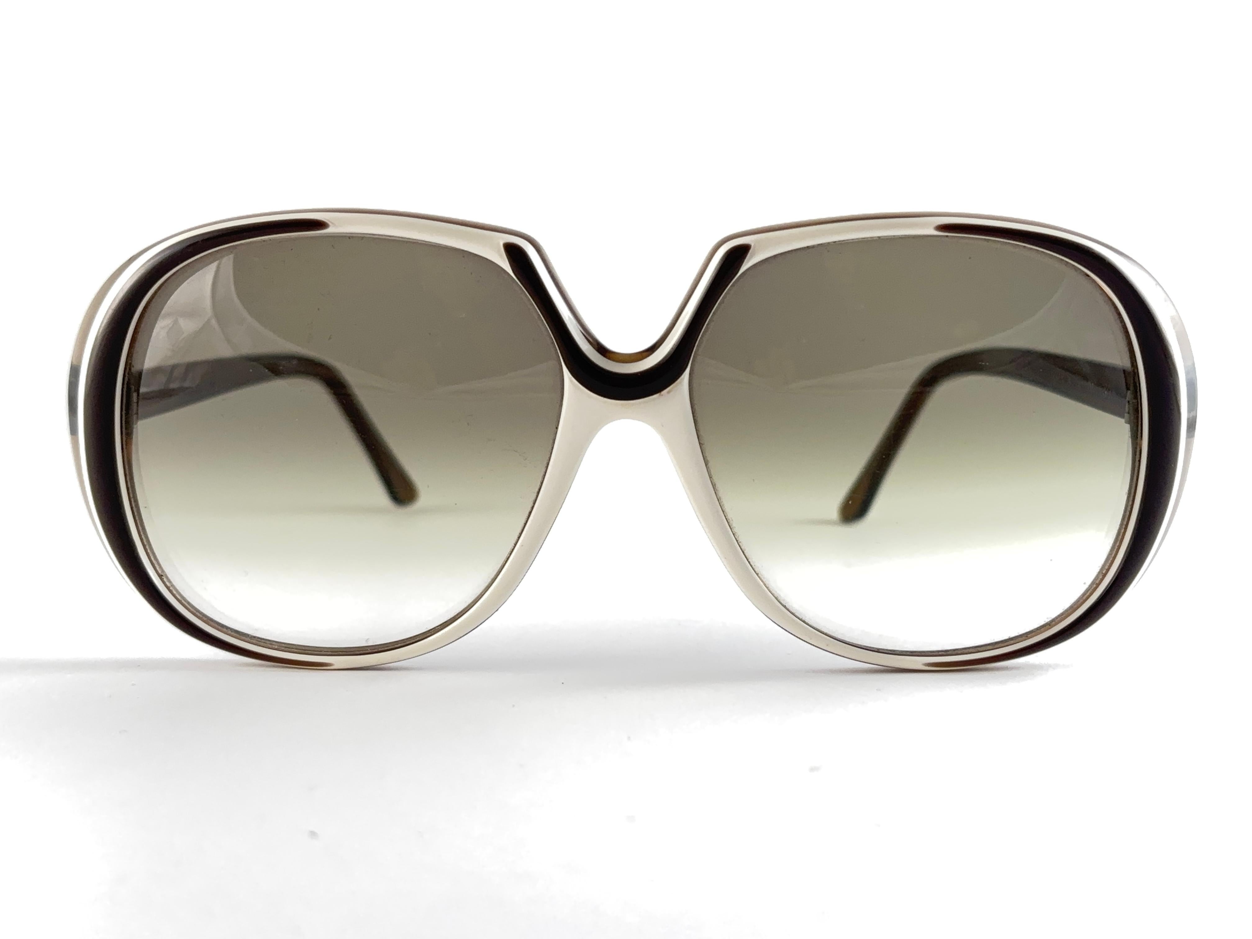 Oliver Goldsmith Sonnenbrille in Übergröße. 

Übergroßer weißer & brauner Rahmen, der ein Paar von  Braun Gradient Linsen. 

Dieses Paar haben kleinere Zeichen der Abnutzung durch die Lagerung.

Handgefertigt in England.


Messungen


Vorderseite   