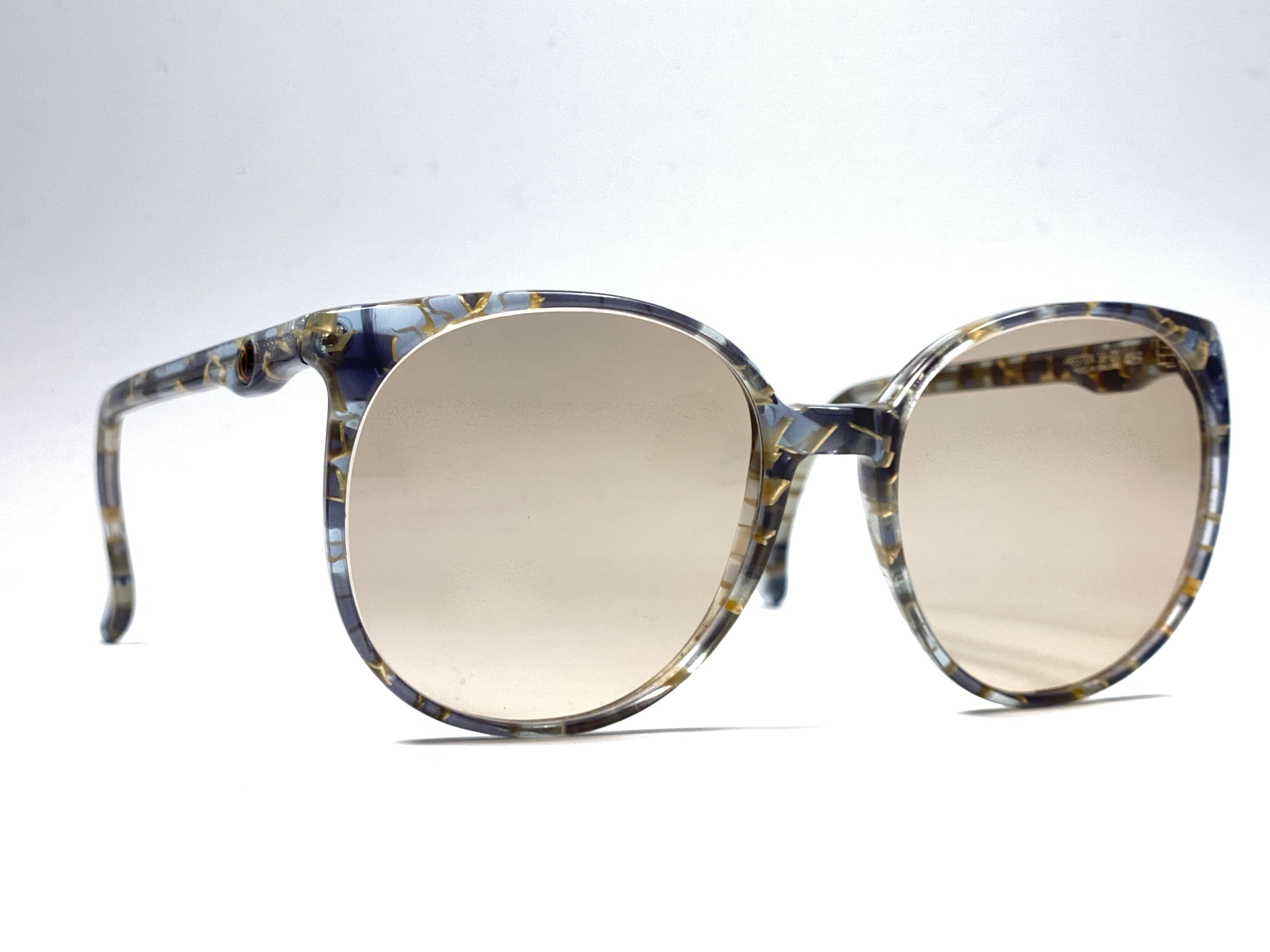 Oversized pair of Oliver Goldsmith sunglasses.  

New, unworn frame holding a pair of light brown lenses.   

 This pair have minor sign of wear due to storage.

Handmade in England.


MEASUREMENTS

FRONT : 14 CMS

LENS HEIGHT : 5.3 CMS

LENS WIDTH