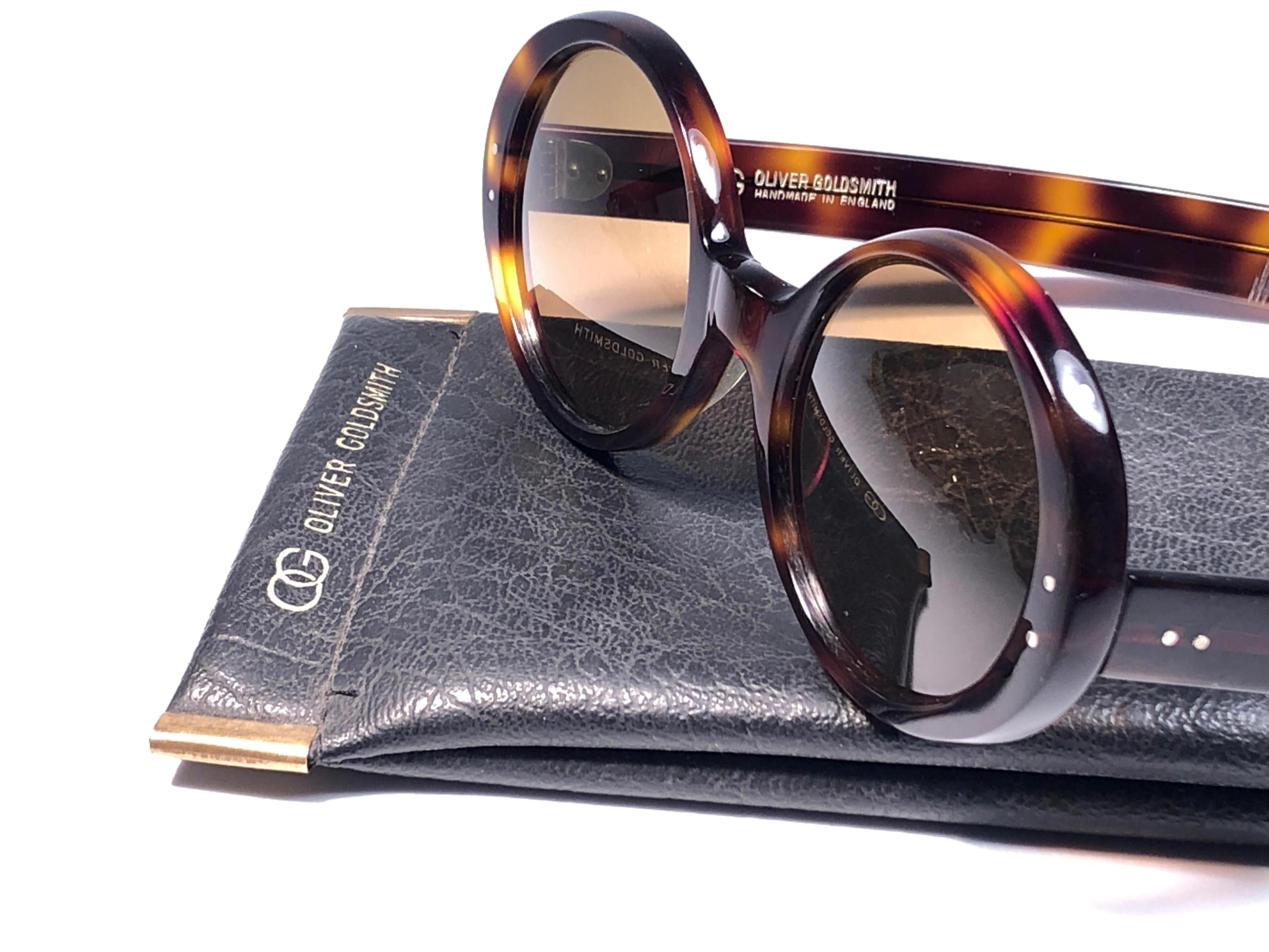 Superb & rare pair of Oliver Goldsmith sunglasses. 

Oversized thick tortoise frame holding a pair of brown lenses.   

 This pair have minor sign of wear.

Handmade in England.