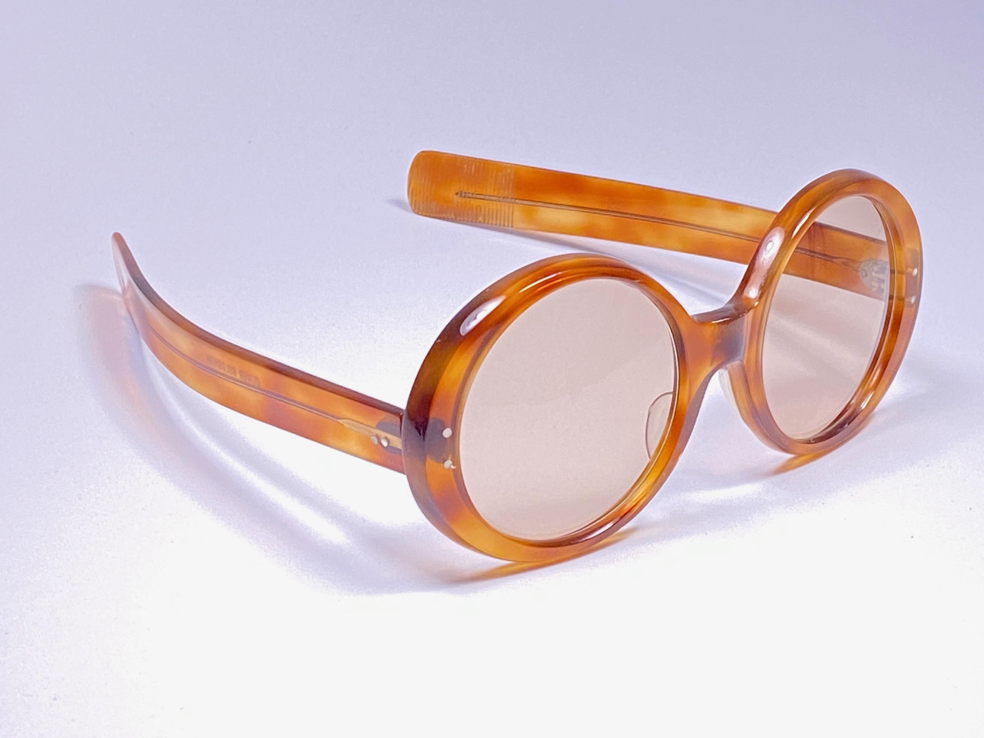 Superb & rare pair of Oliver Goldsmith sunglasses. 

Oversized thick light tortoise frame holding a pair of brown lenses.   

 This pair have minor sign of wear.

Handmade in England.

Measurements 

Front : 14 cms

Lens : 5 cms