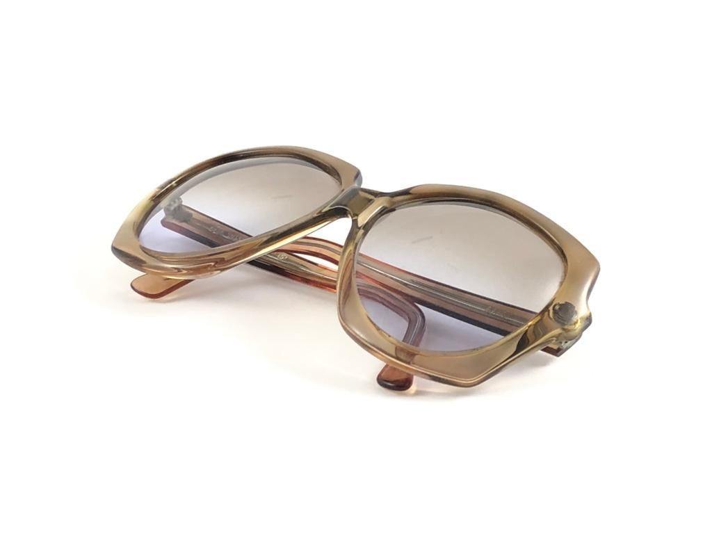 Oliver Goldschmiede Sandy Übergroße durchscheinende Vintage-Sonnenbrille, hergestellt in England im Angebot 6