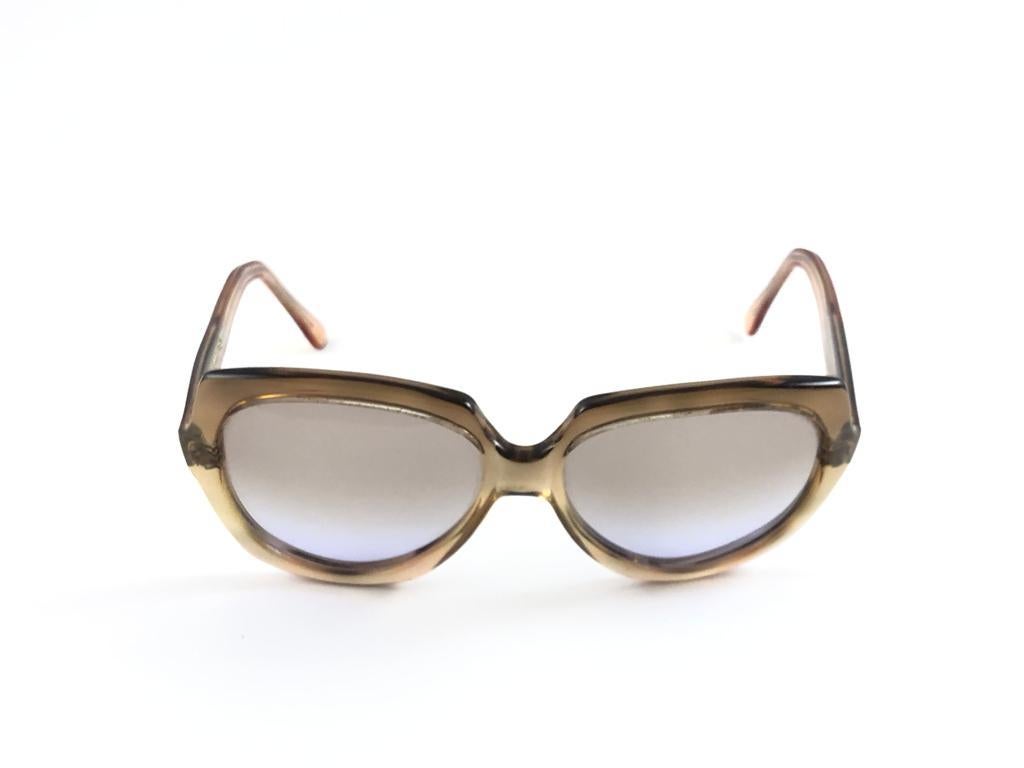 Neuwertige Oliver Goldsmith Sonnenbrille in Übergröße. 

Transluzent  Rahmen mit einem Paar Verlaufsgläser. 

Dieser Artikel kann aufgrund der Lagerung und der vergangenen Zeit leichte Gebrauchsspuren aufweisen.

Handgefertigt in England.

Rahmen